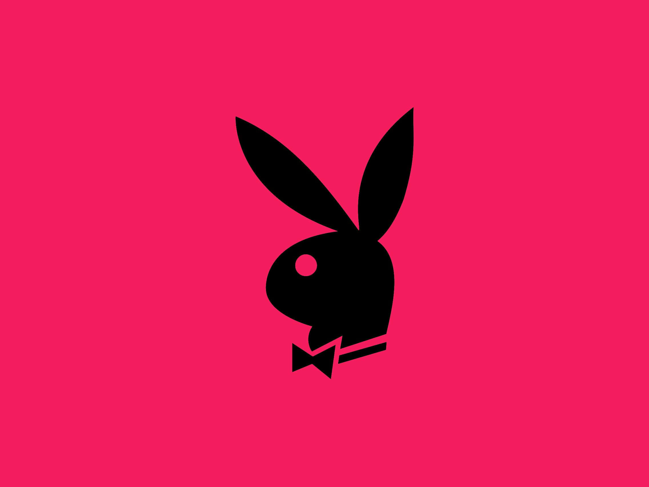 Playboy Aesthetic 桌布 壁紙 — 鮮豔的粉紅色背景中央，帶有蝴蝶結的黑色Playboy兔子標誌。