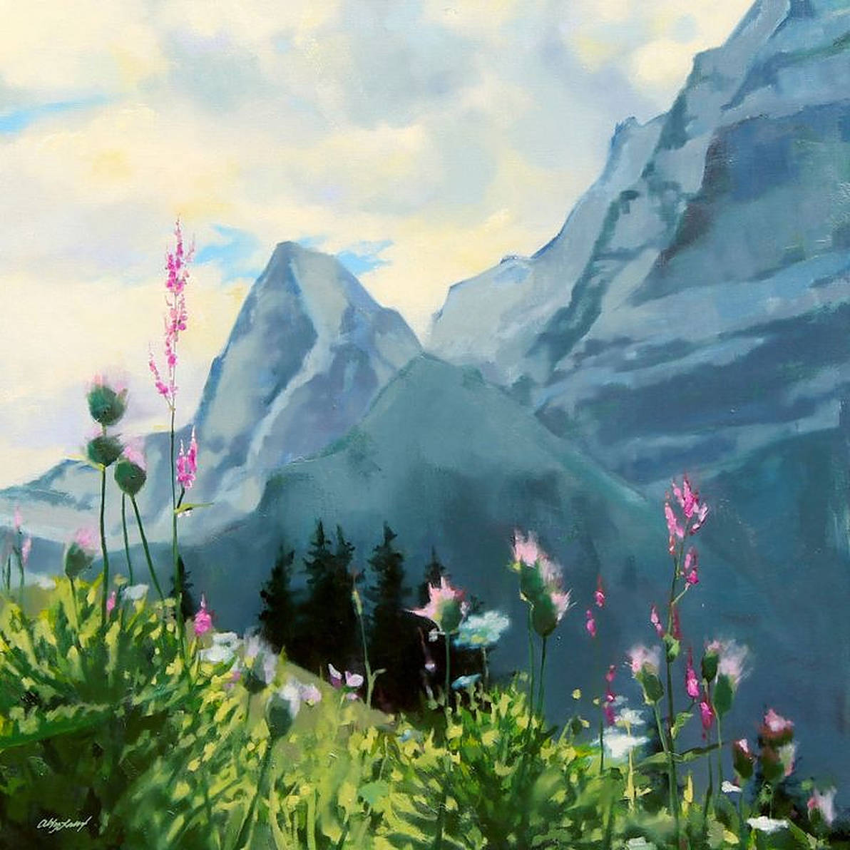 Alps 桌布 壁紙 — 鮮豔的粉紅色野花在前景盛開，背景是高聳的霧山，天空柔和多雲。