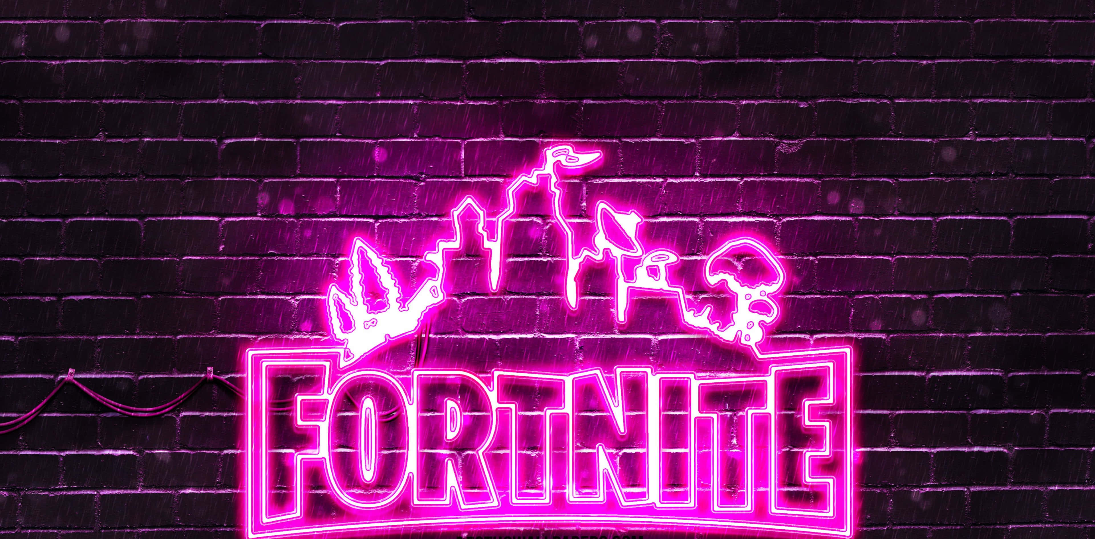 桌布 壁紙 — 鮮豔的粉紅色霓虹燈Fortnite標誌在潮濕的夜晚條件下，在黑暗潮濕的磚牆上發光。