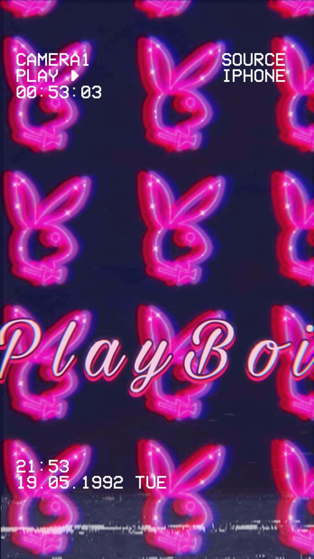 Playboy Aesthetic 桌布 壁紙 — 鮮豔的粉紅色霓虹燈Playboy兔子標誌在黑暗背景上發光，帶有復古數位故障效果和時間戳疊加。