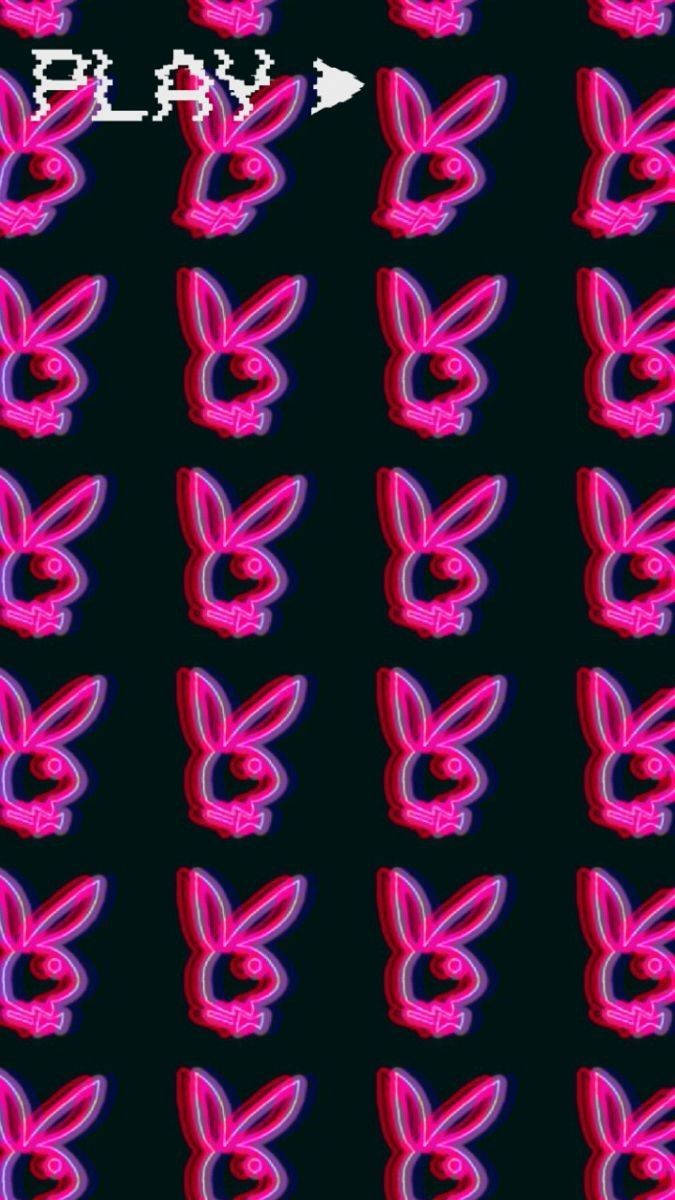 Y2K 美學 桌布 壁紙 — 鮮豔的粉紅色霓虹燈Playboy兔子標誌在深色背景上以網格重複排列，左上角有一個像素化的播放按鈕。