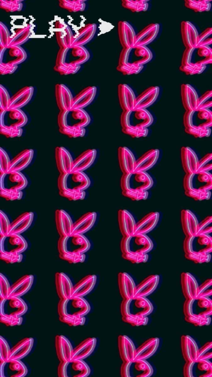 Playboy Aesthetic 桌布 壁紙 — 鮮豔的粉紅色霓虹燈Playboy兔仔標誌在深色背景上以網格重複排列，左上角有一個像素化的播放按鈕。