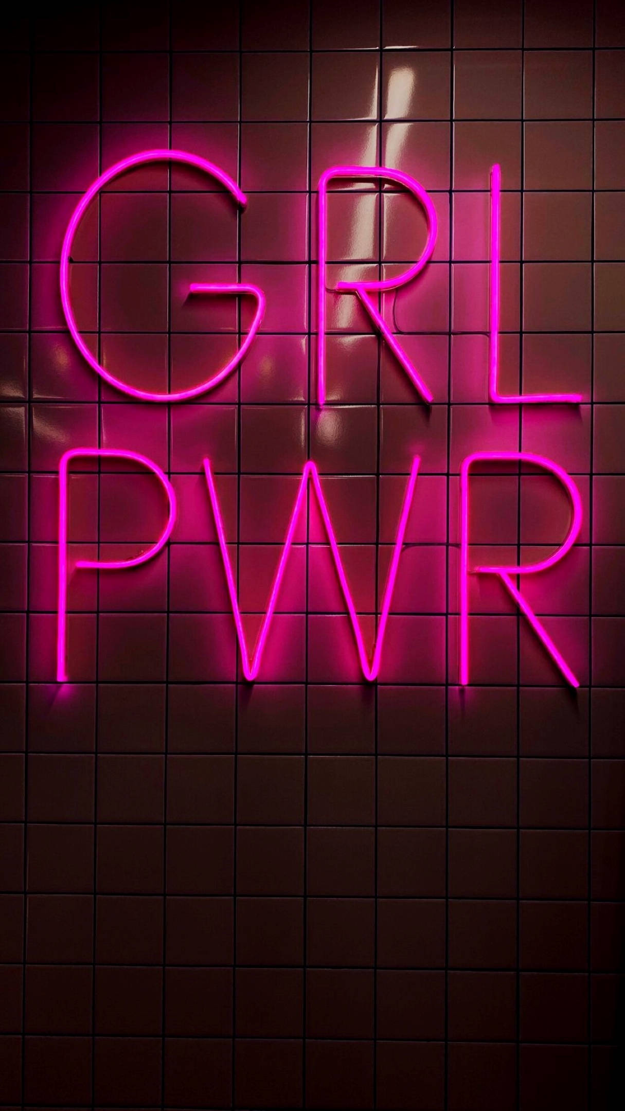 霓虹粉紅美學 桌布 壁紙 — 鮮豔的粉紅色霓虹燈字母拼出 GRL PWR，在深色瓷磚牆上發出光芒，形成大膽的都市宣言。