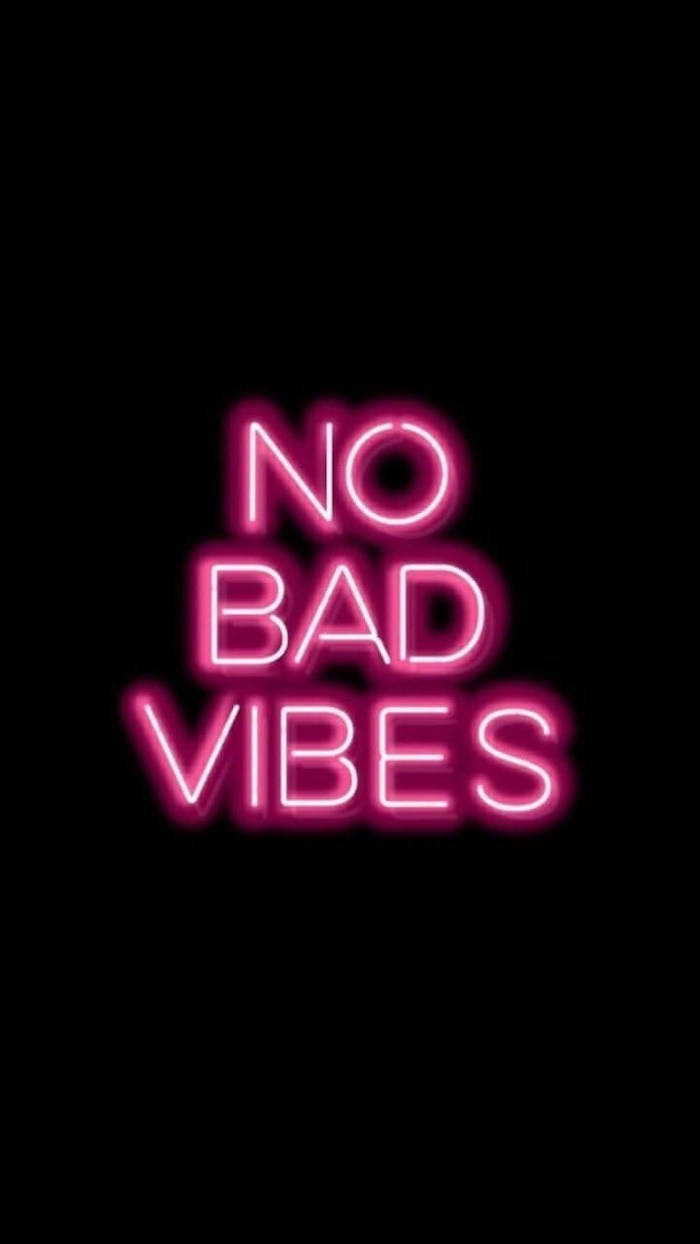 霓虹美學 桌布 壁紙 — 鮮豔的粉紅色霓虹燈牌顯示「no bad vibes」，在純黑色背景上發光。