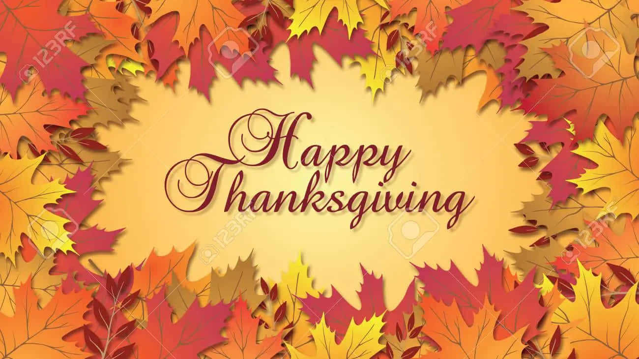 Fall Thanksgiving 桌布 壁紙 — 鮮豔的紅、橙、黃色秋葉環繞著金色中心，並帶有優雅的手寫體感恩節快樂文字。