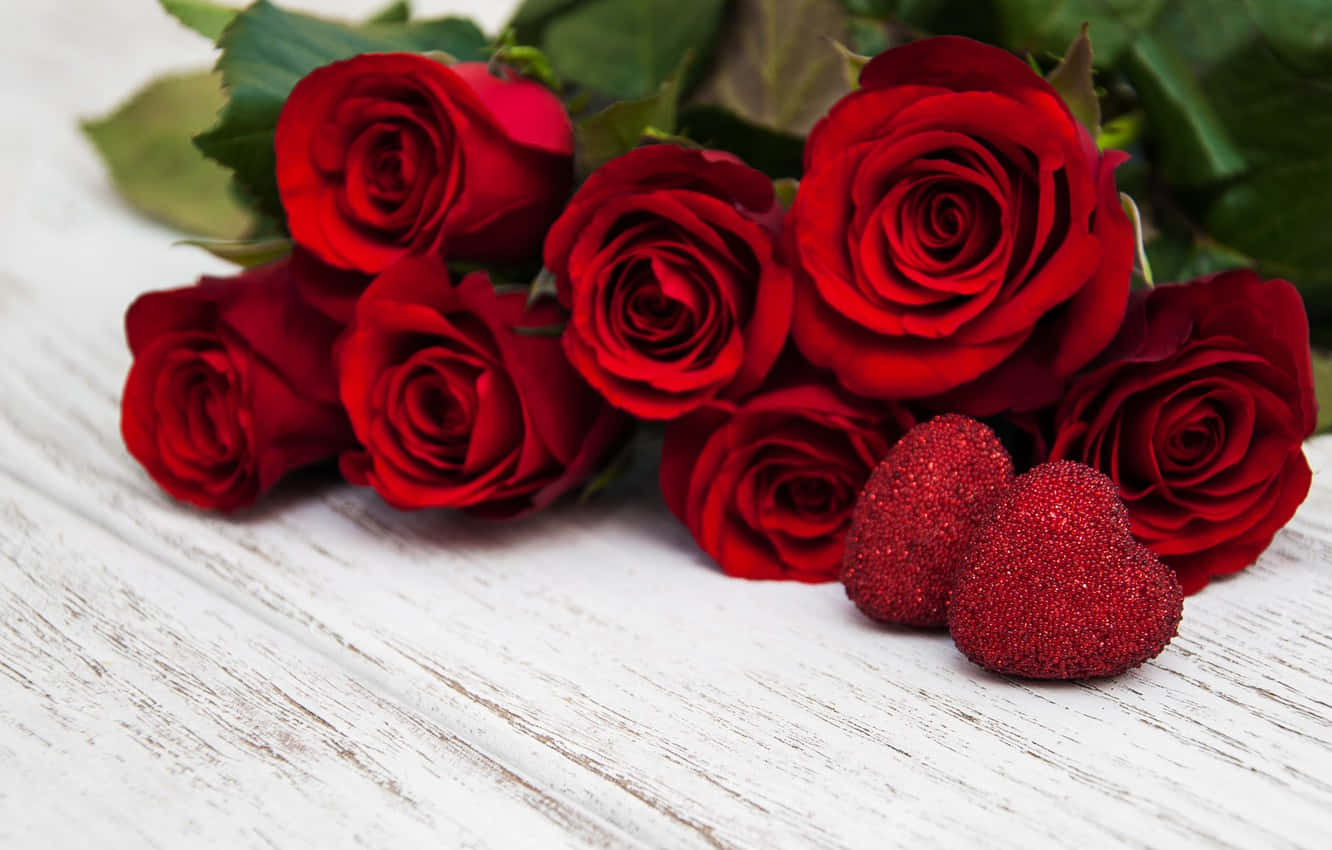 Cute Rose 桌布 壁紙 — 鮮豔的紅玫瑰和閃亮的紅心放在一個風化的白色木質表面上。