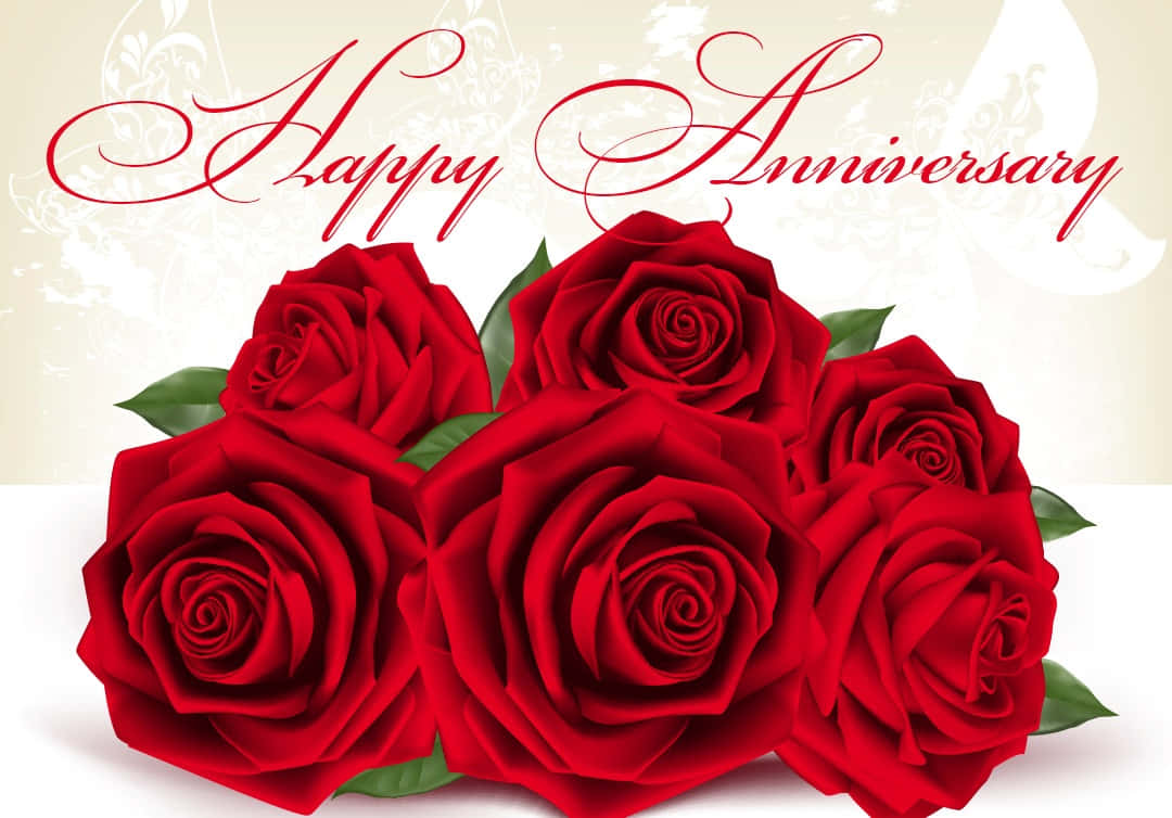 Anniversary 桌布 壁紙 — 鮮豔的紅玫瑰與綠葉，排列在優雅草書 'Happy Anniversary' 文字下方，背景為奶油色。
