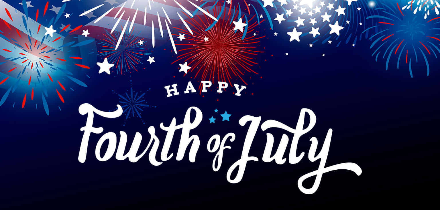 Happy Fourth Of July 桌布 壁紙 — 鮮豔的紅色、白色和藍色煙火在深色夜空中，於粗體草書文字「Happy Fourth of July」上方爆炸。