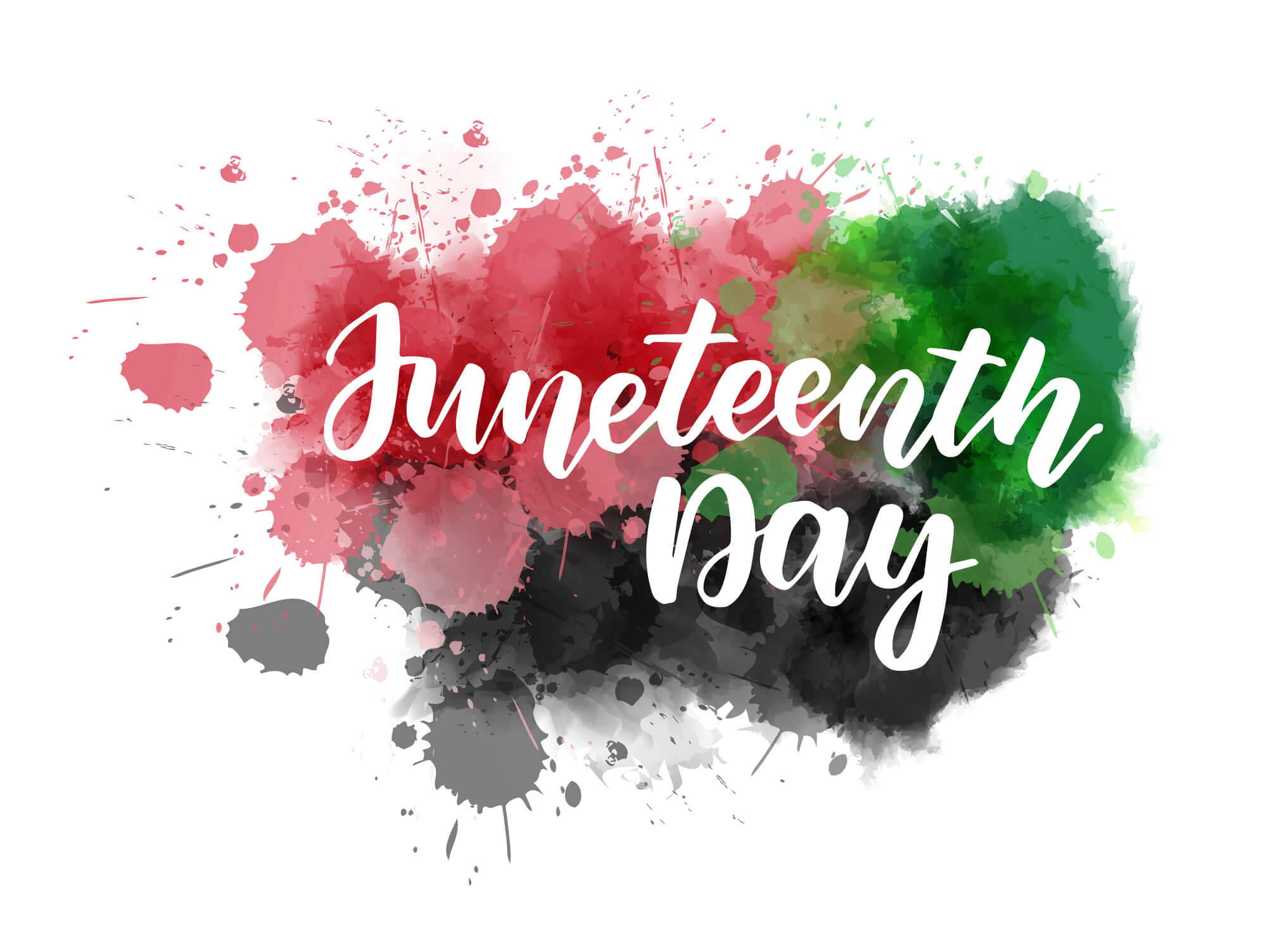 Juneteenth 桌布 壁紙 — 鮮豔的紅色、綠色和黑色水彩潑濺形成了一個慶祝的背景，襯托出優雅的白色草書文字 Juneteenth Day。