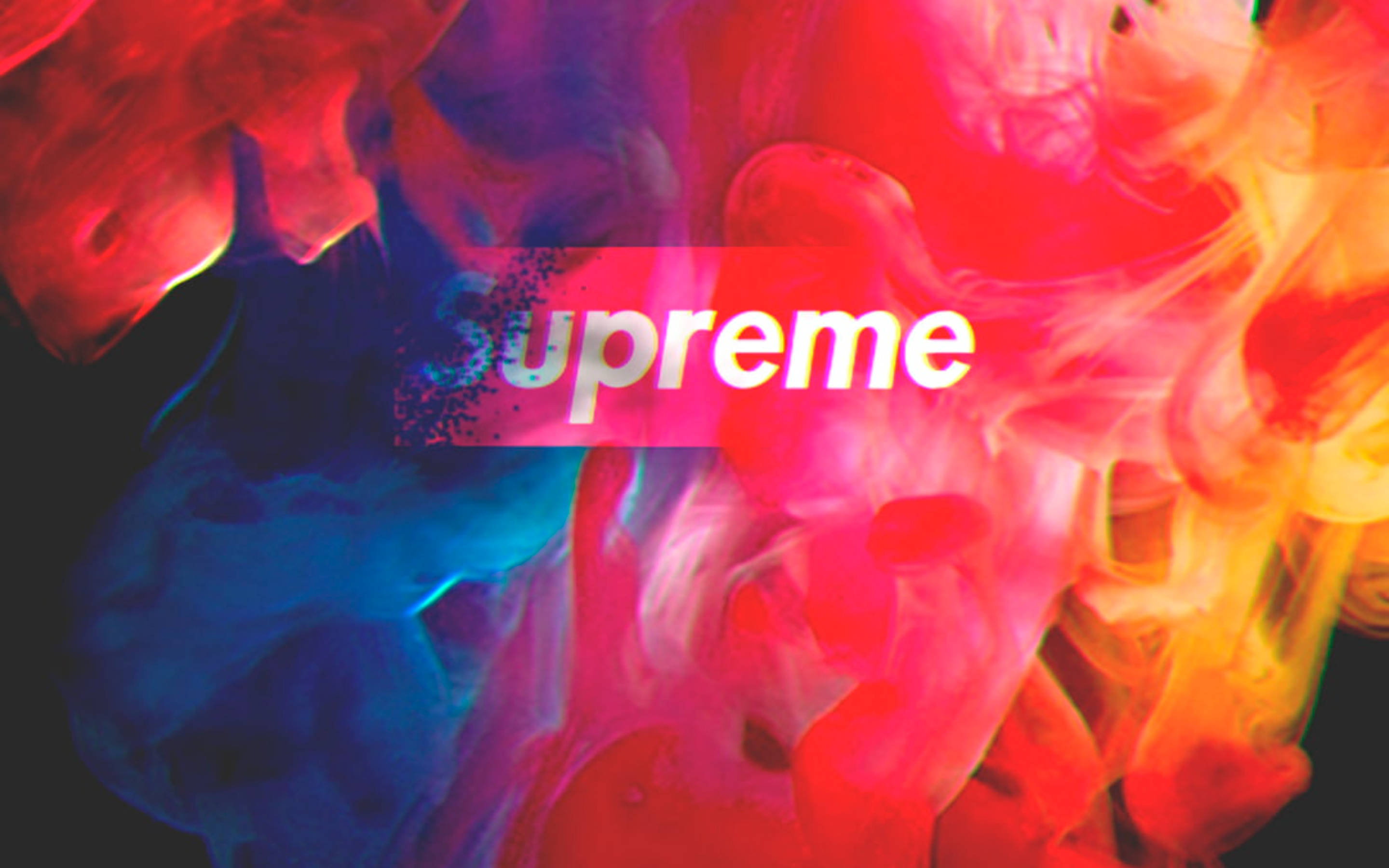 超屌 Supreme 桌布 壁紙 — 鮮豔的紅色、藍色和黃色墨水漩渦在黑色背景上圍繞發光的白色Supreme標誌爆炸。