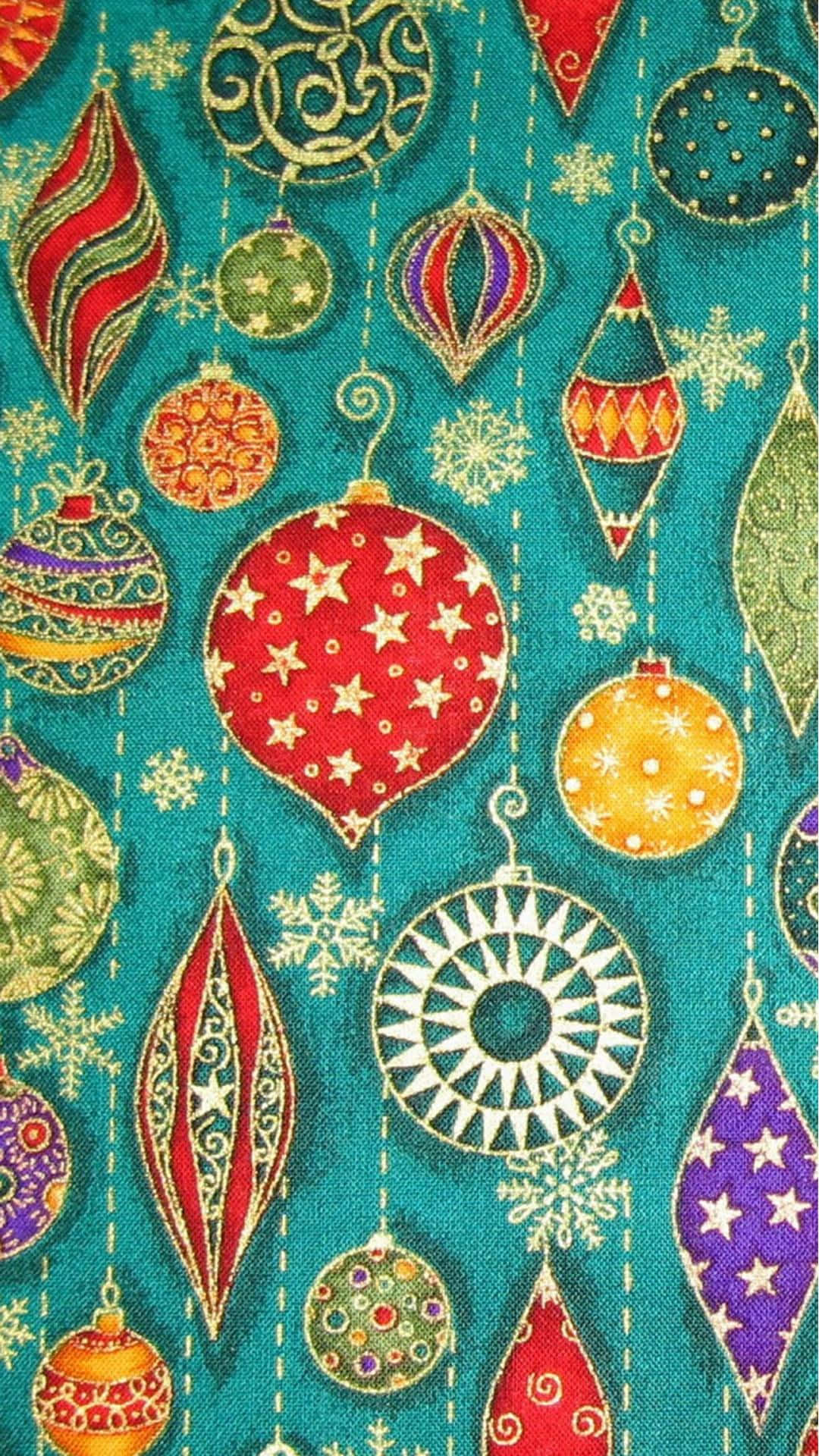 Vintage Christmas 桌布 壁紙 — 鮮豔的紅色、金色和紫色聖誕裝飾品掛在帶有雪花的青綠色布料背景上。