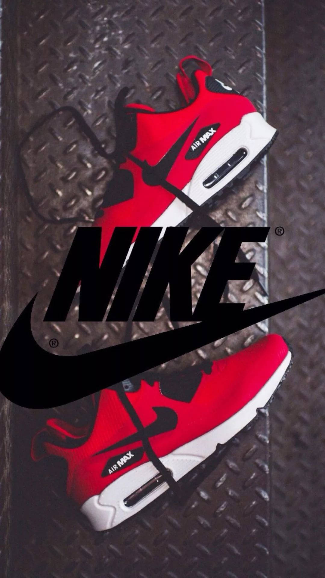Nike iPhone 桌布 壁紙 — 鮮豔的紅色Nike Air Max運動鞋放置在帶有紋理的金屬表面上，照片上覆蓋著大膽的黑色Nike品牌標誌。