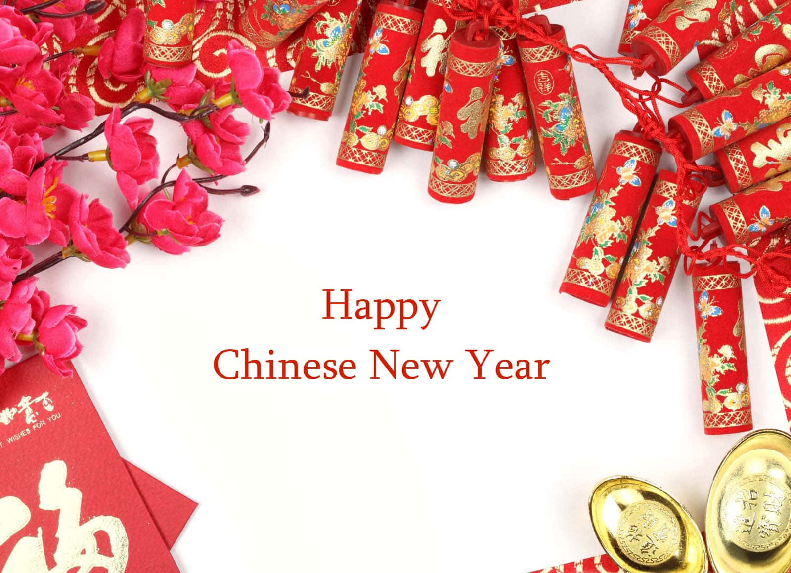 春節 桌布 壁紙 — 鮮豔的紅色中國新年裝飾，包括鞭炮、粉紅色的花朵和金條，框住帶有節日文字的白色背景。