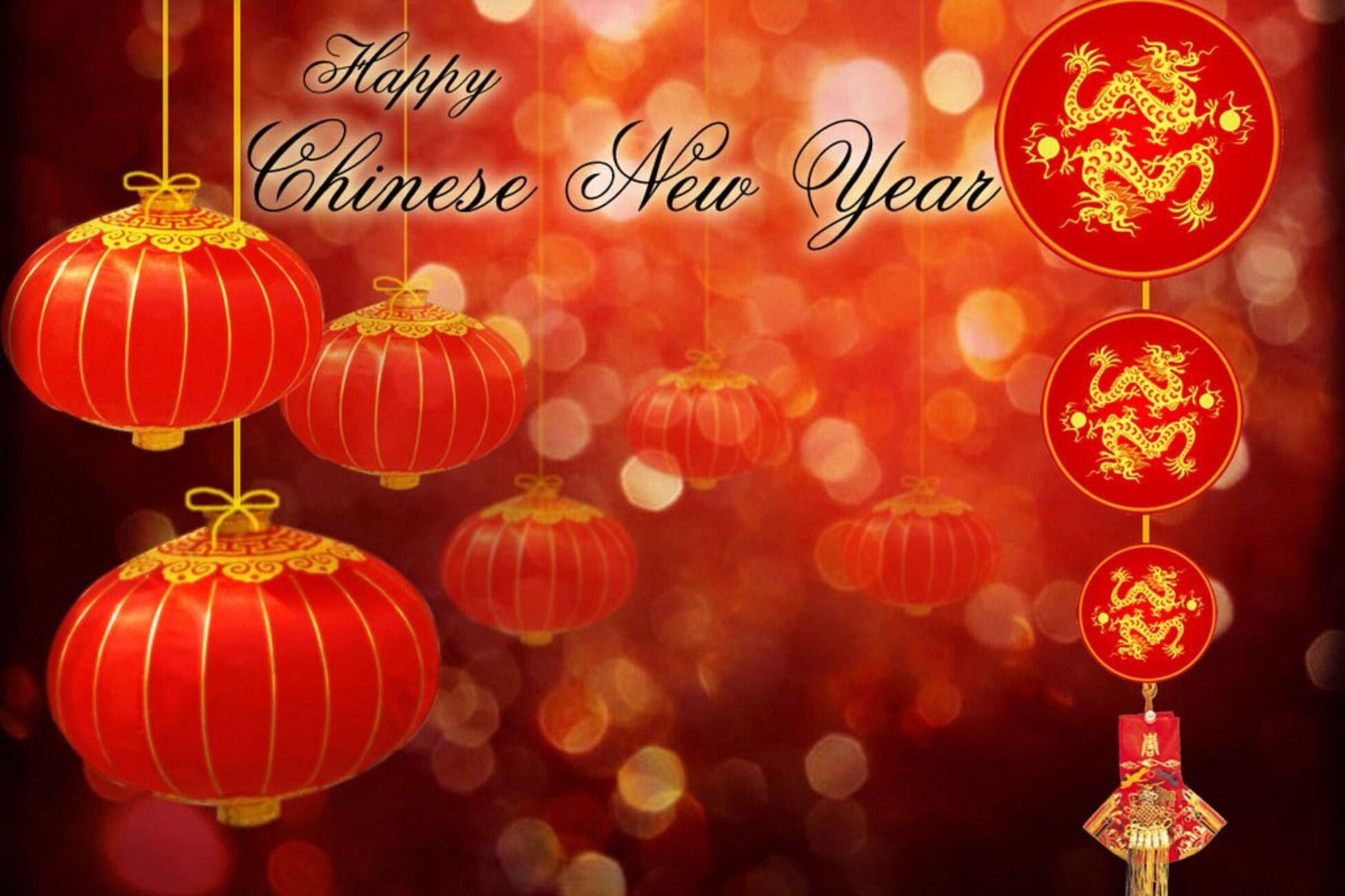 New 桌布 壁紙 — 鮮豔的紅色中國燈籠和龍圖案在溫暖的散景背景中閃耀，慶祝新年。