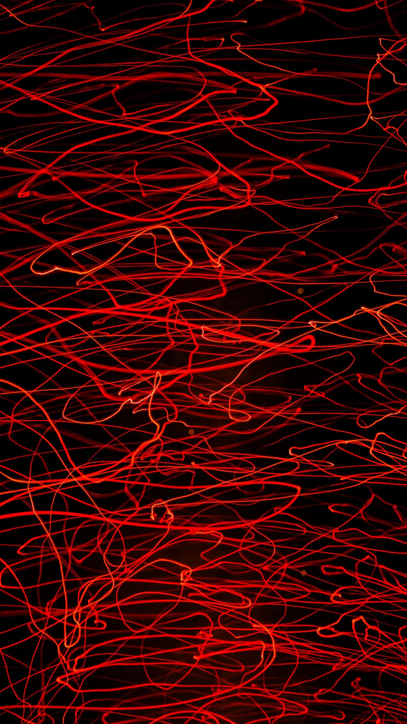 Black Red Neon 桌布 壁紙 — 鮮豔的紅色光軌在深黑色背景上混亂地旋轉，形成動態的抽象構圖。