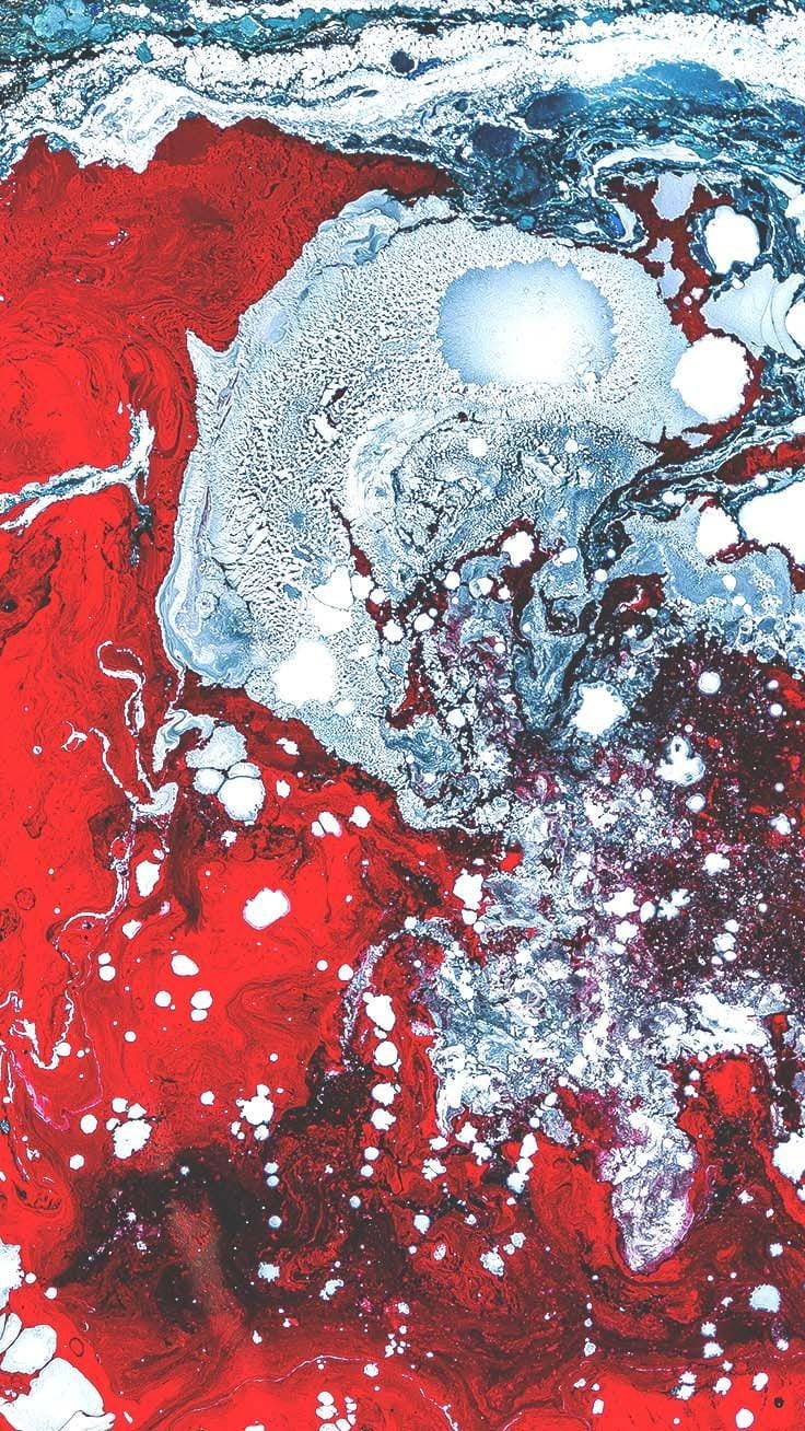 iPhone 桌布 壁紙 — 鮮豔的紅色和冰藍色油漆漩渦在動態抽象爆炸中碰撞，帶有白色飛濺。