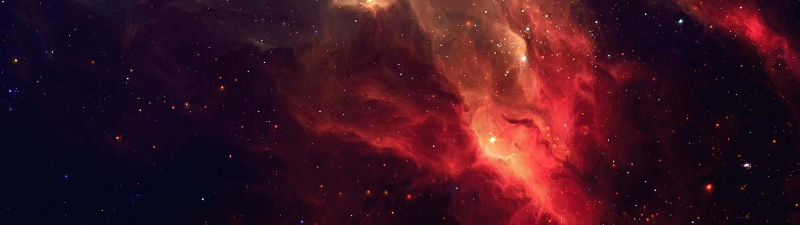 在浩瀚太空中，一個火紅和橙色的星雲與星星一起發光。 — 超寬 GIF 壁紙