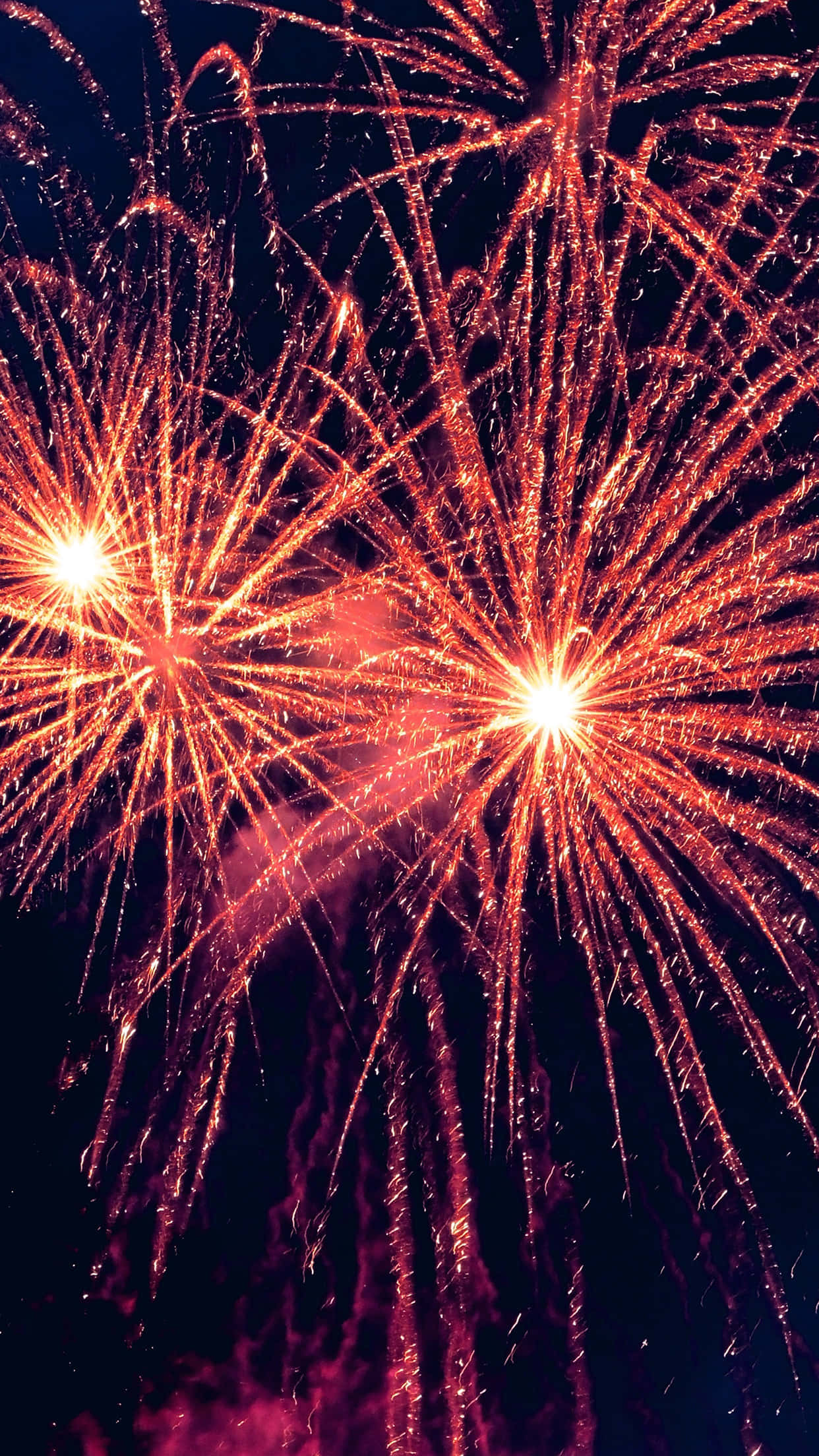 firework 桌布 壁紙 — 鮮豔的紅色和橙色煙火在深邃的夜空中綻放出耀眼的景象。