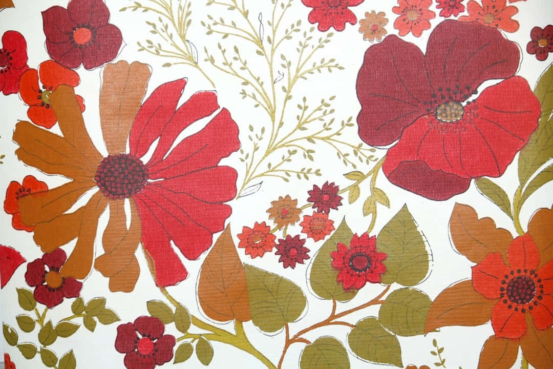 70s Floral 桌布 壁紙 — 鮮豔的紅色和橙色花卉圖案，帶有綠色葉子，在白色紋理背景上。