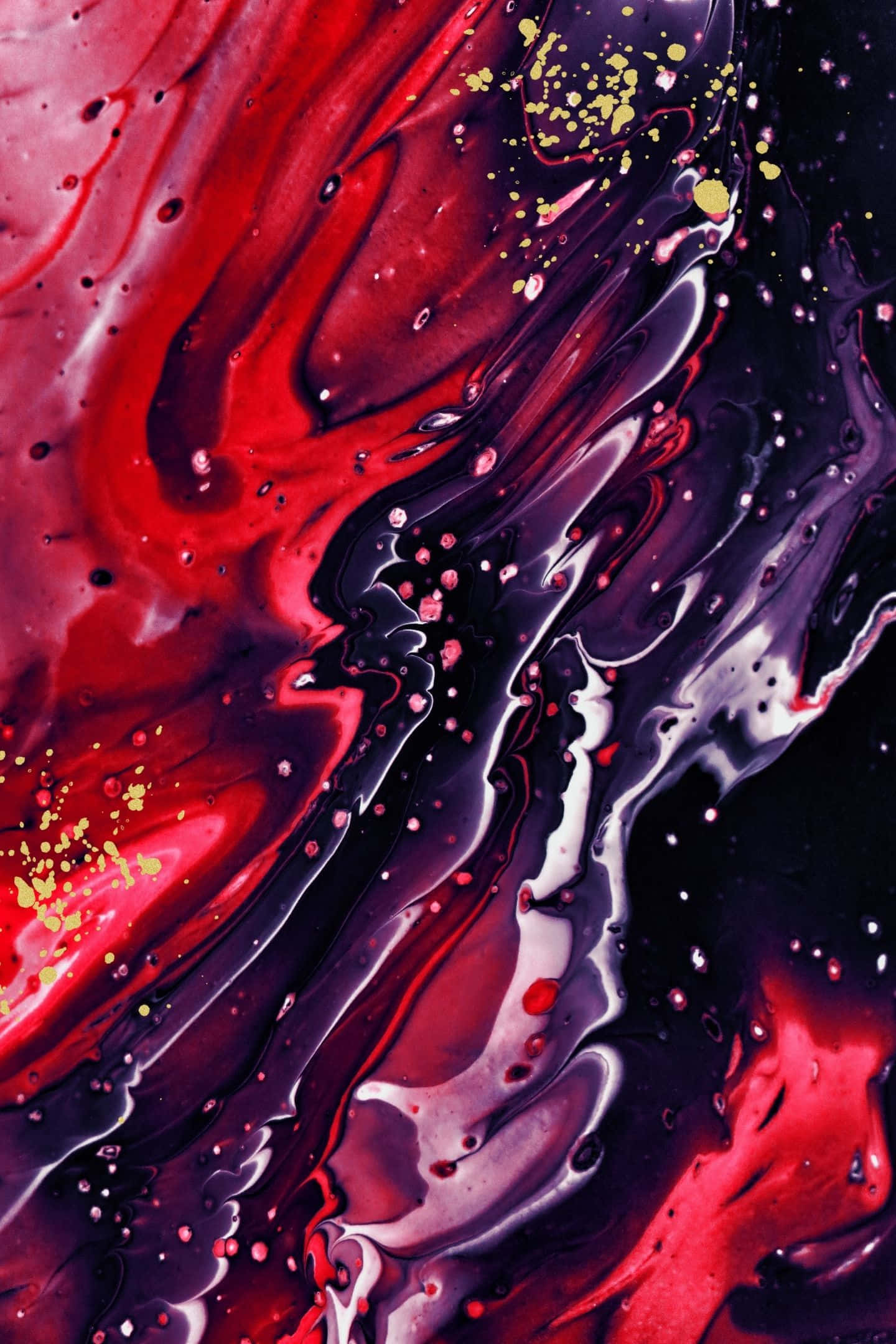 Painting 桌布 壁紙 — 鮮豔的紅色和深紫色液體漩渦，帶有閃閃發光的金色斑點，創造出動態的抽象流體藝術構圖。