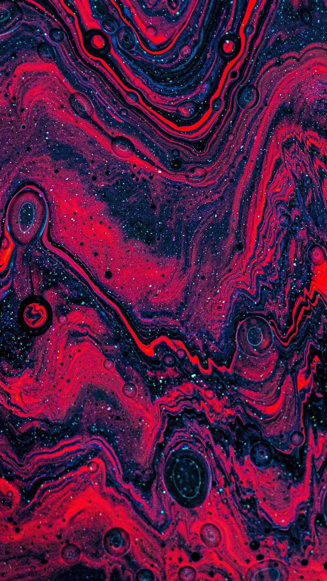 Dark Psychedelic iPhone 桌布 壁紙 — 鮮豔的紅色和深藍色液體漩渦，帶有發光的球體和斑點，創造出宇宙抽象圖案。