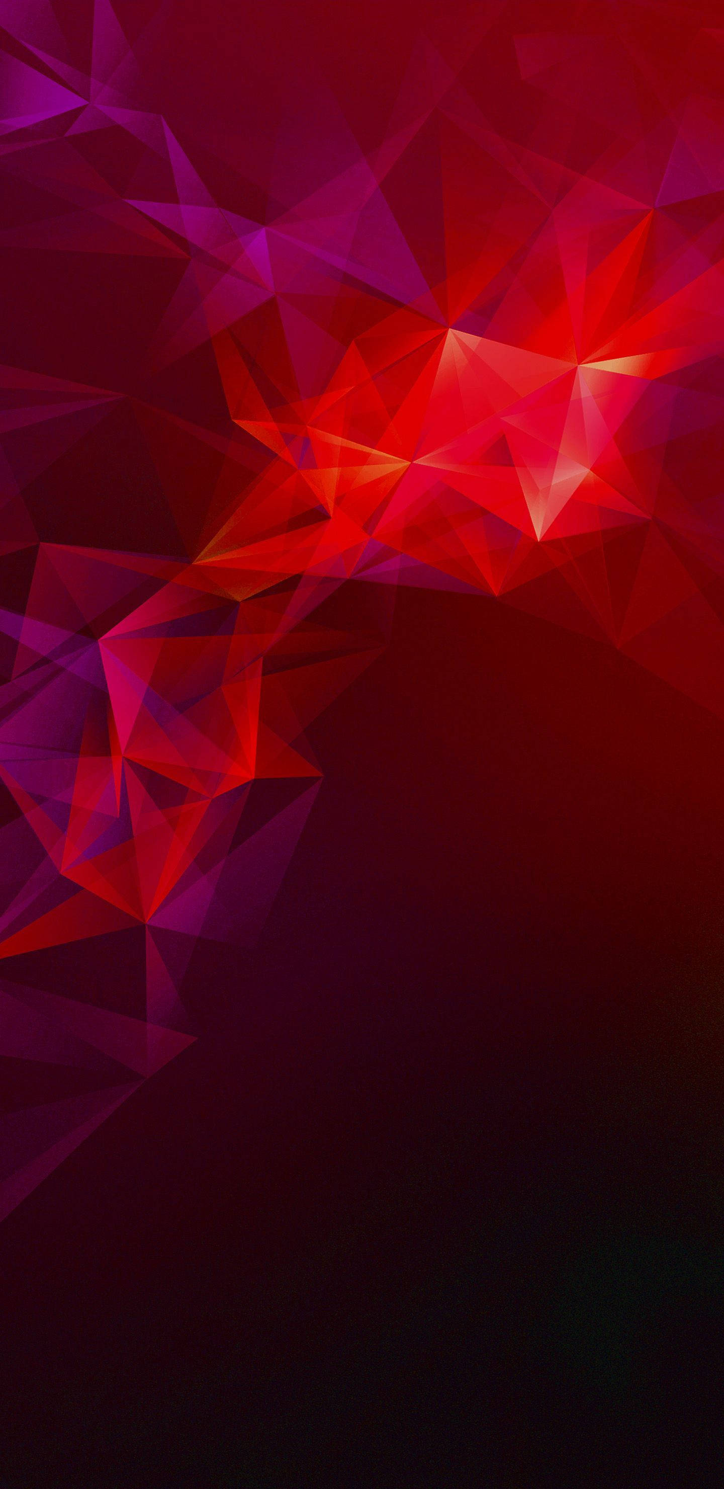 Geometric 桌布 壁紙 — 鮮豔的紅色和紫色幾何三角形在深色漸變背景上形成動態抽象圖案。