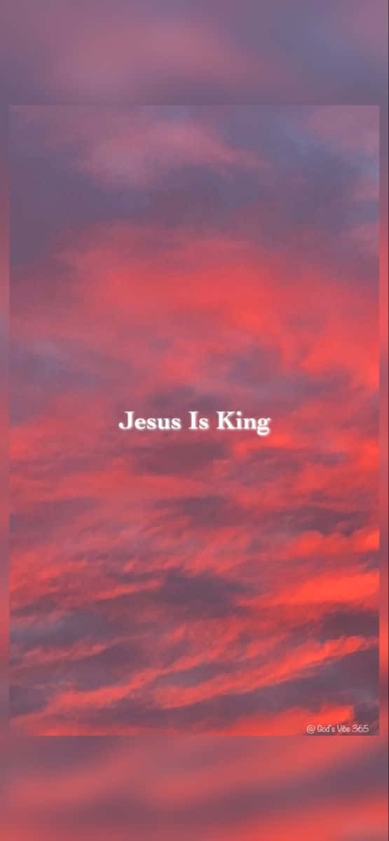 Jesus Is King 桌布 壁紙 — 鮮豔的紅色和紫色雲彩劃過戲劇性的天空，中央有白色文字 Jesus Is King。