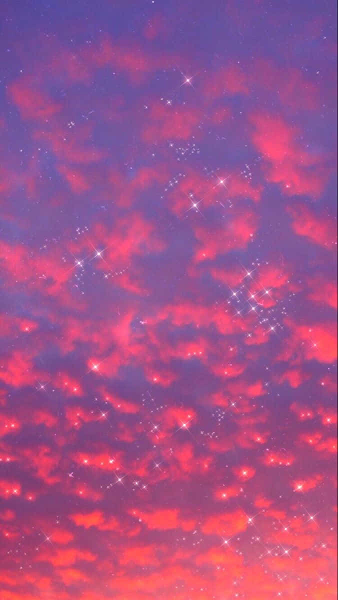 Clouds Aesthetic Tumblr 桌布 壁紙 — 鮮豔的紅色和紫色雲彩劃過星光閃爍的暮色天空，閃耀著閃爍的天體光芒。