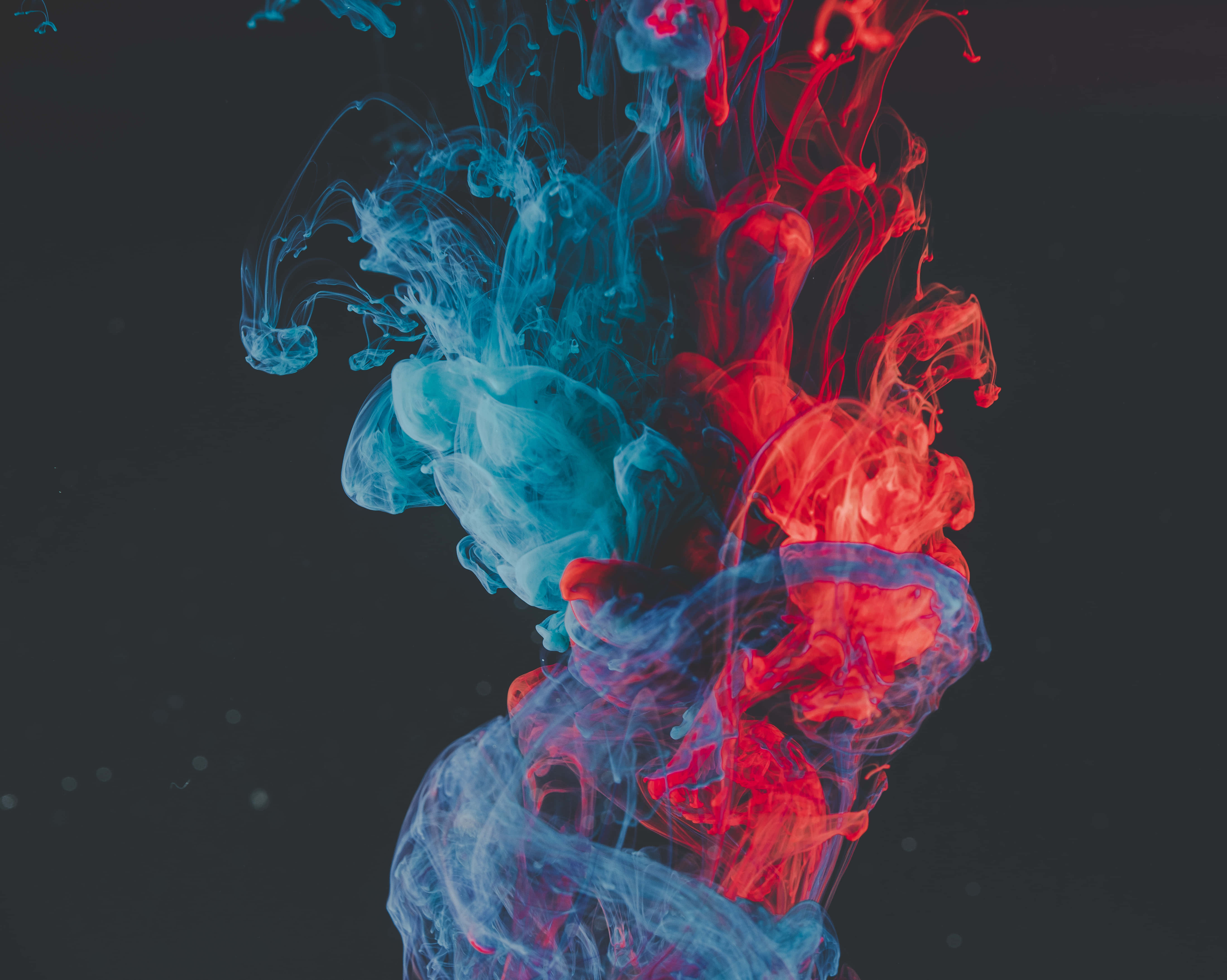 Cool Smoke 桌布 壁紙 — 鮮豔的紅色和藍色墨水在深色背景上動態旋轉，形成流暢的抽象構圖。