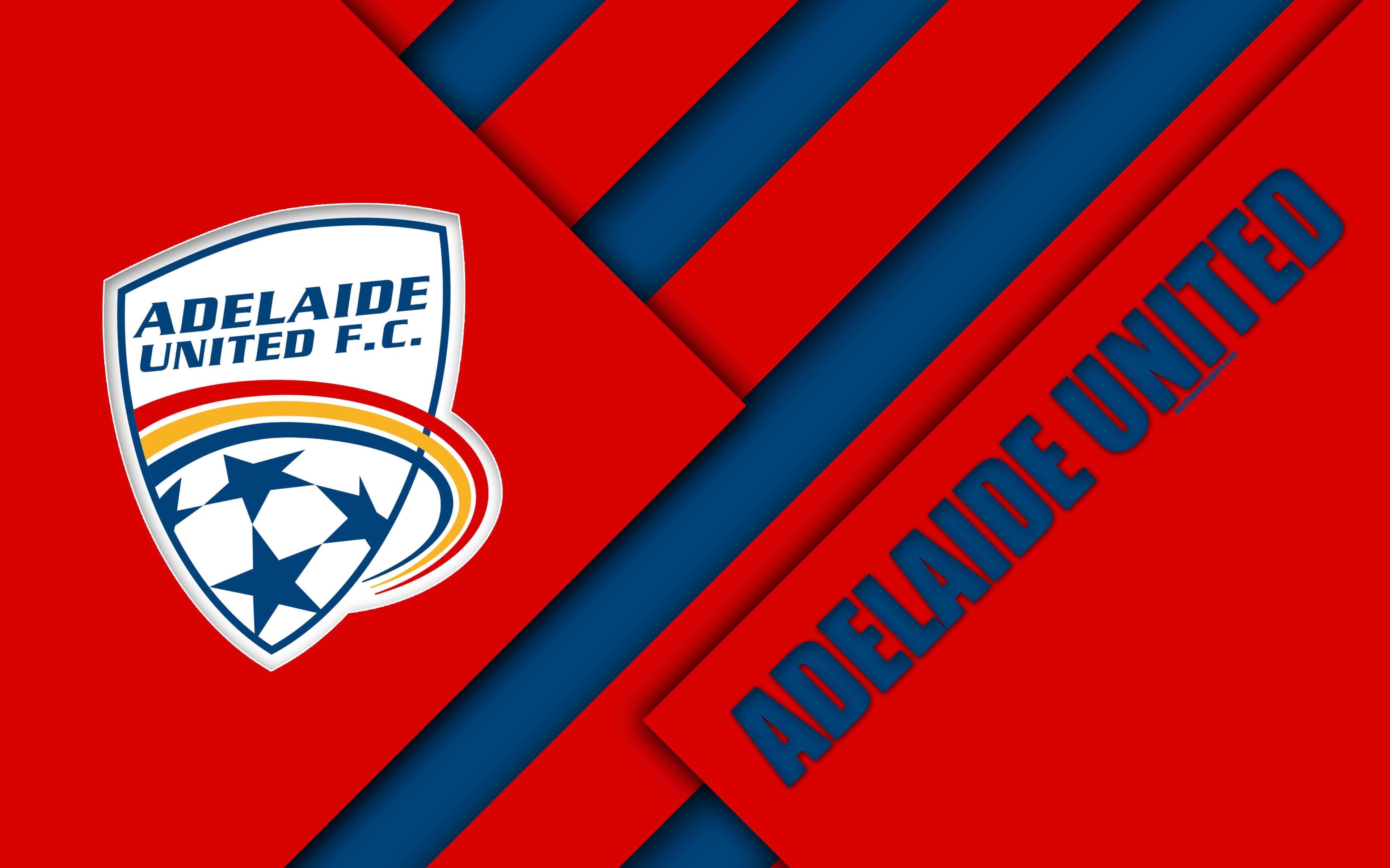 Adelaide United 桌布 壁紙 — 鮮豔的紅色和藍色對角線條紋框住了阿德萊德聯足球會的徽章和醒目的球隊名稱，呈現在動感十足的運動壁紙上。