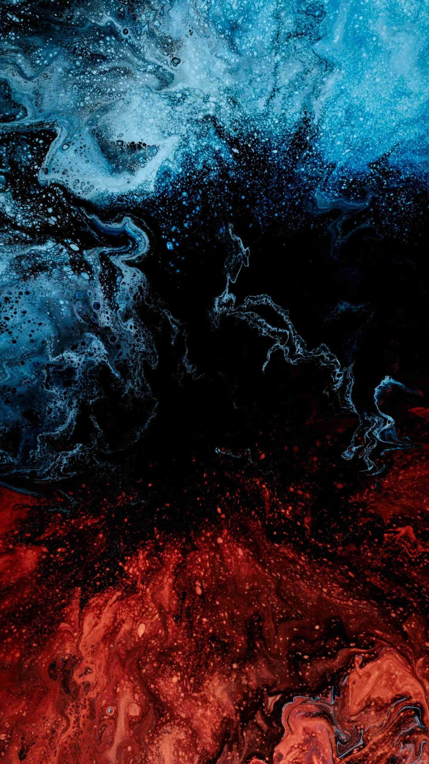 Red And Blue iPhone 桌布 壁紙 — 鮮豔的紅色和藍色抽象顏料漩渦在黑色畫布上碰撞，形成動態的宇宙爆炸。