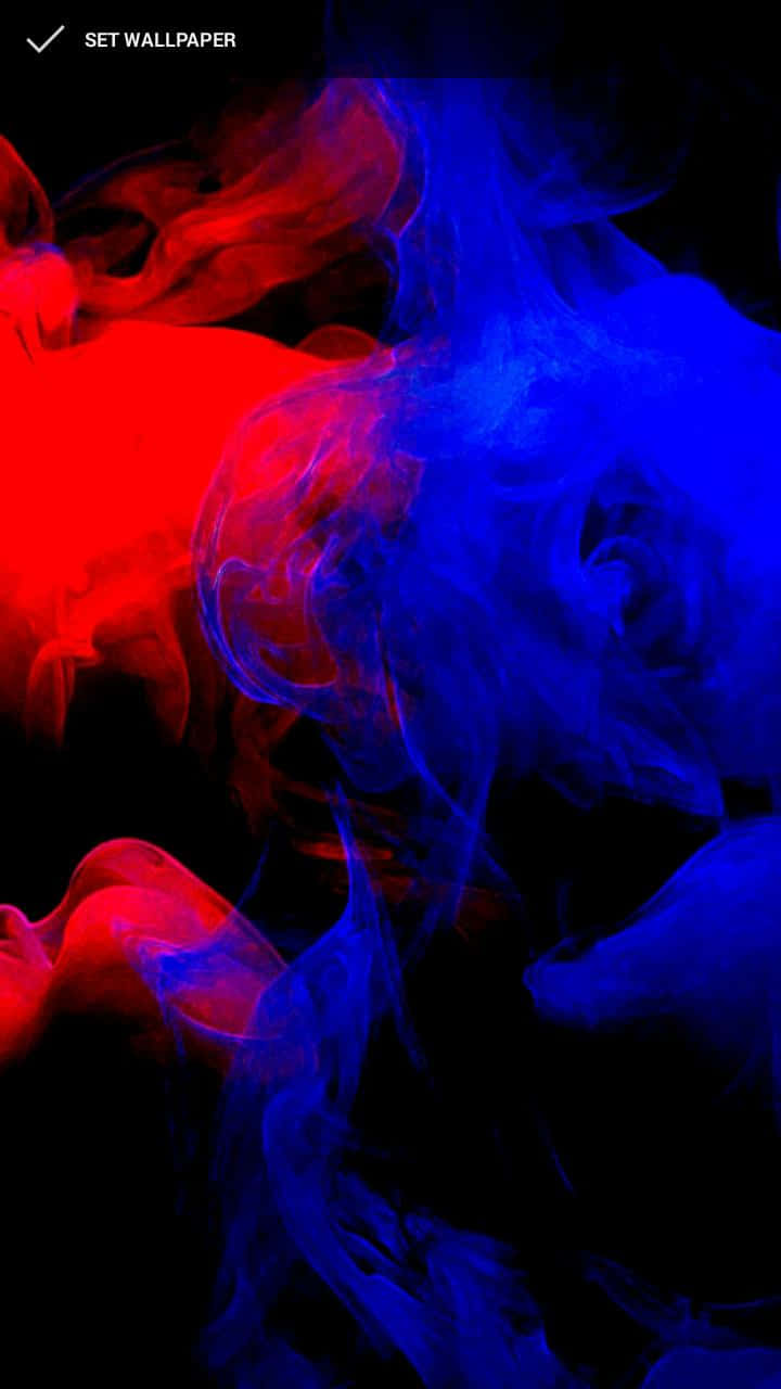 AMOLED 4K 桌布 壁紙 — 鮮豔的紅色和藍色煙霧在純黑色背景上動態旋轉，形成大膽的抽象構圖。