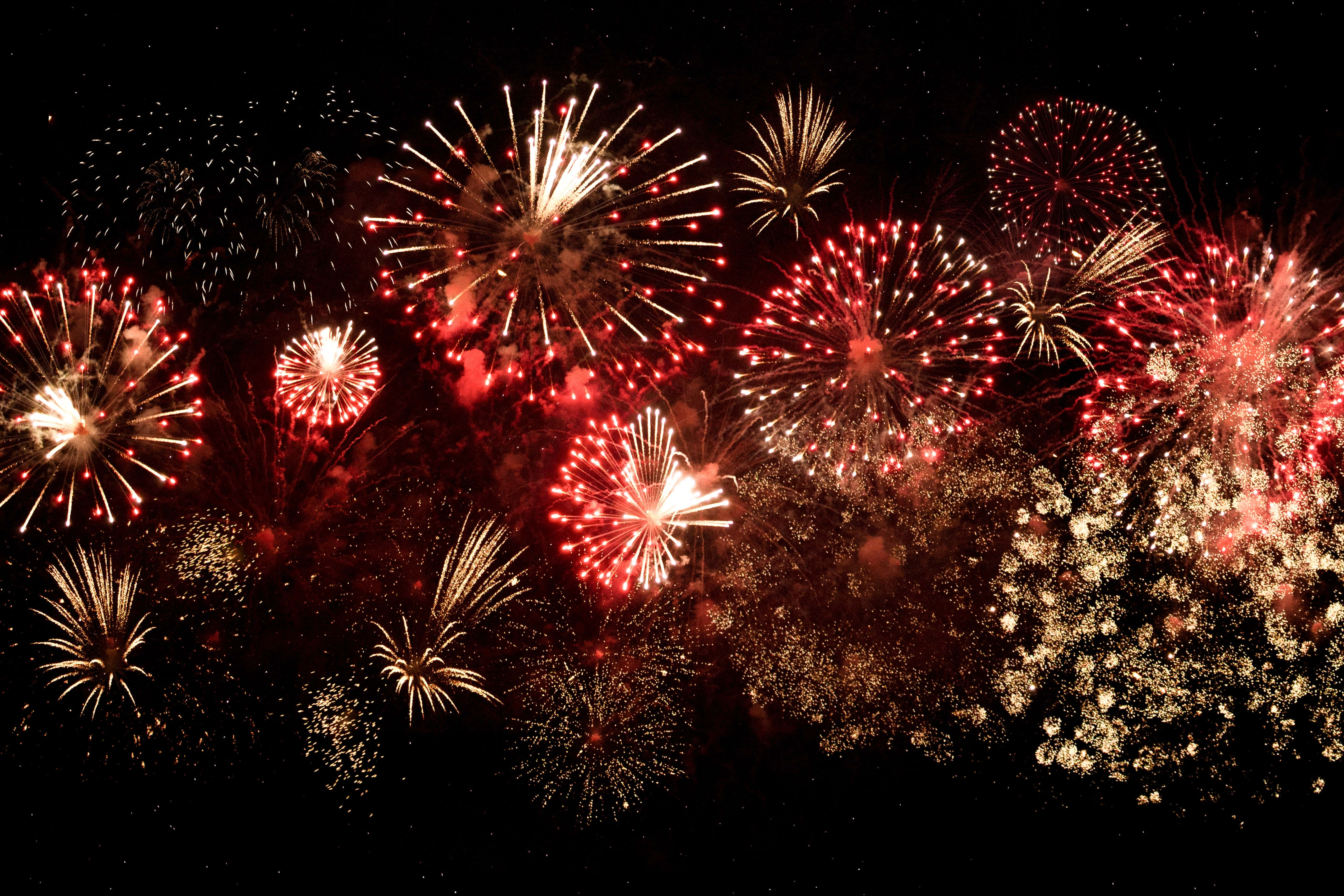 Fireworks 桌布 壁紙 — 鮮豔的紅色和金色煙火在深邃的黑色夜空中綻放出耀眼的光芒。