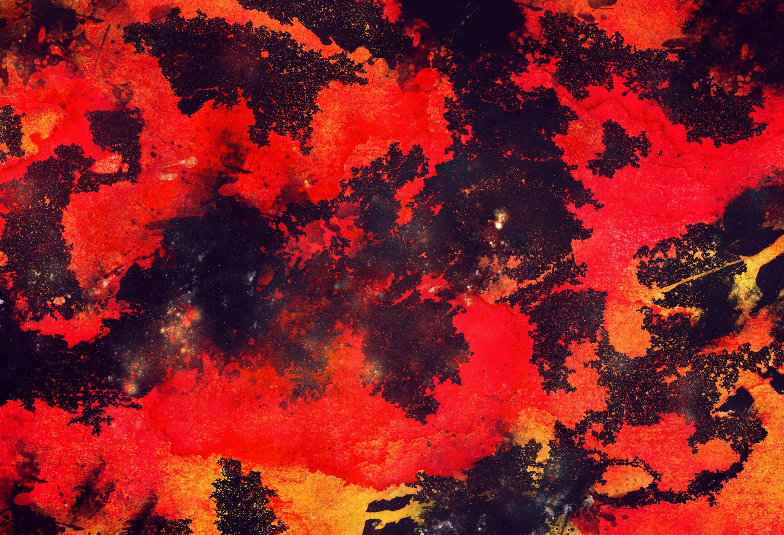 Red Grunge 桌布 壁紙 — 鮮豔的紅色和黑色抽象潑濺，帶有發光的橙色點綴，營造出火熱的紋理構圖。