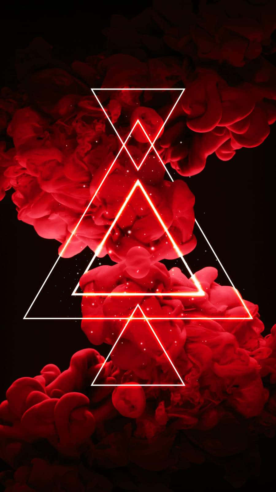 Red Smoke Effect 桌布 壁紙 — 鮮豔的紅色墨水雲圍繞著黑色背景上發光的白色幾何三角形旋轉。