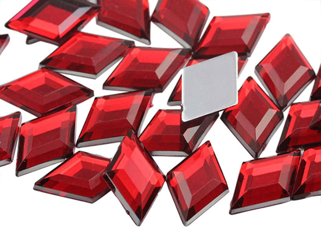 Red Diamond 桌布 壁紙 — 鮮豔的紅色方形寶石，帶有銀色背面，散落在白色背景上。