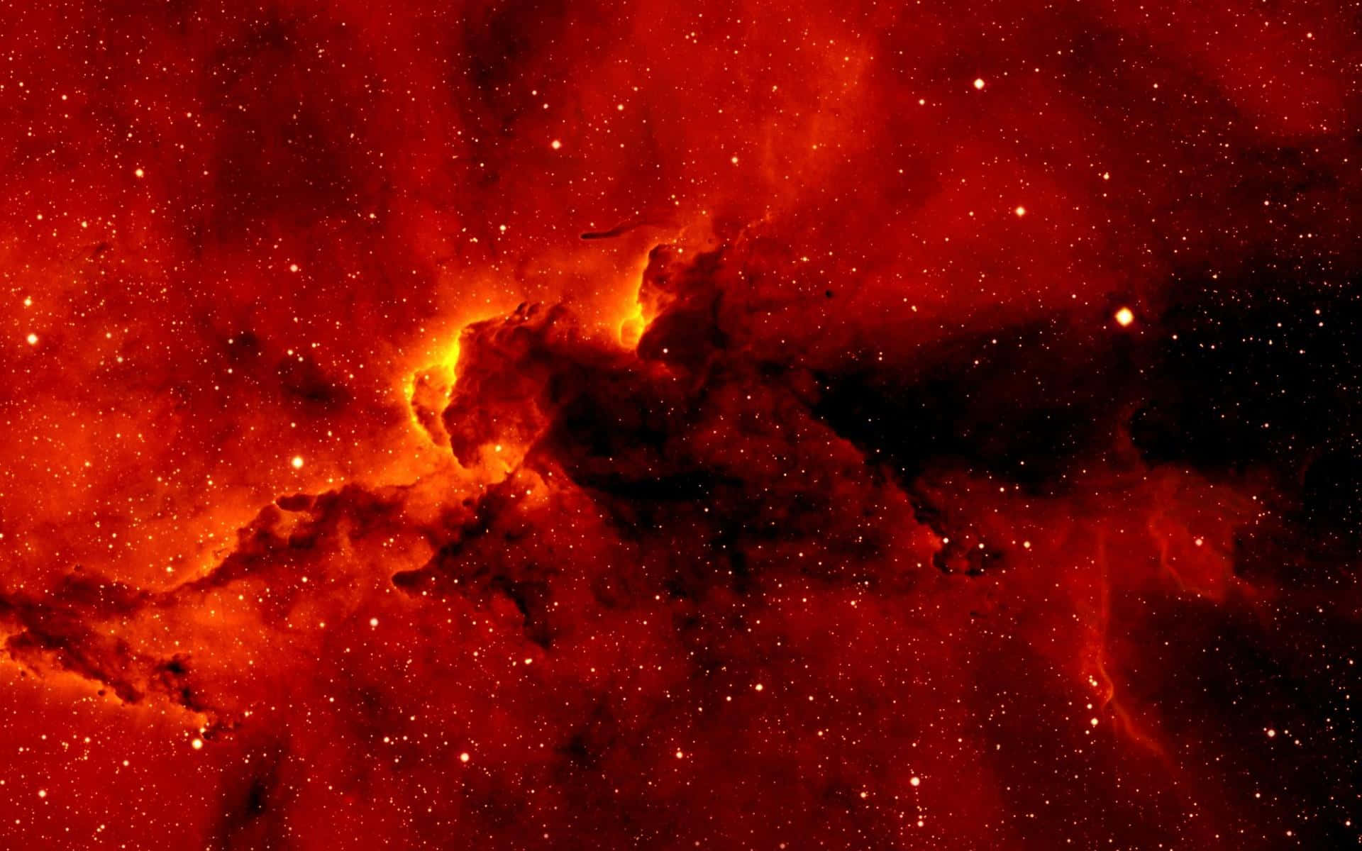 Red Star 桌布 壁紙 — 鮮豔的紅色星雲，帶有發光的橙色核心和散落的星星，映襯著宇宙的黑暗。