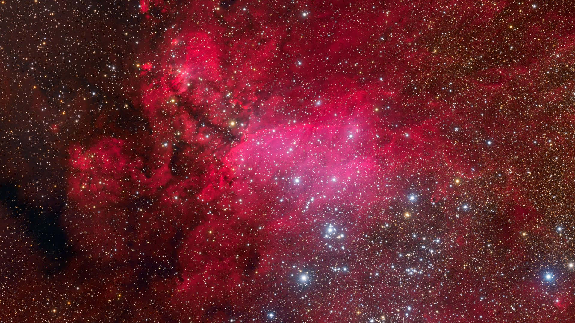 Red Space 桌布 壁紙 — 鮮豔的紅色星雲在黑暗的宇宙背景下閃耀著散落的星星。