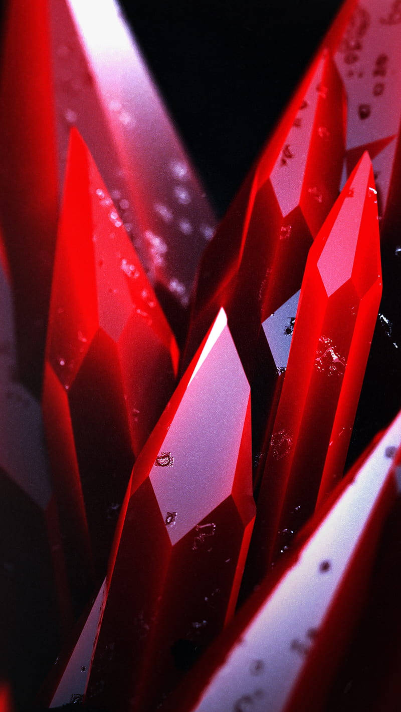 Red Crystal 桌布 壁紙 — 鮮豔的紅色水晶尖刺在黑暗背景下閃爍著露珠，呈現戲劇性的特寫。