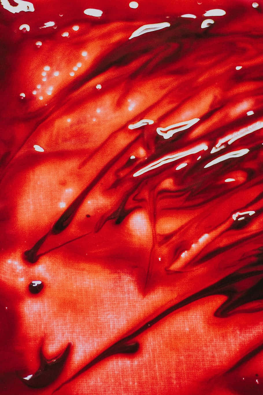 Blood Aesthetic 桌布 壁紙 — 鮮豔的紅色液體在紋理表面上旋轉，帶有光澤的白色液滴和深色條紋。