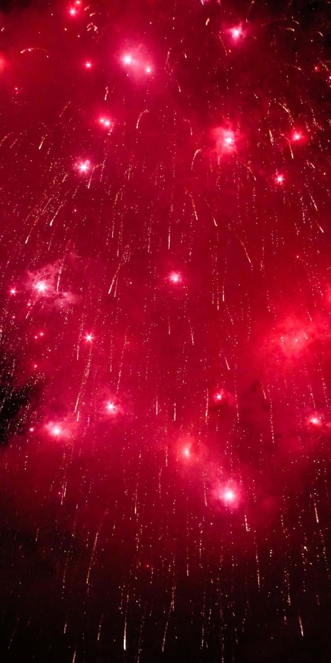 Fireworks 桌布 壁紙 — 鮮豔的紅色煙火在黑暗的夜空中爆炸，形成耀眼的火花雨。