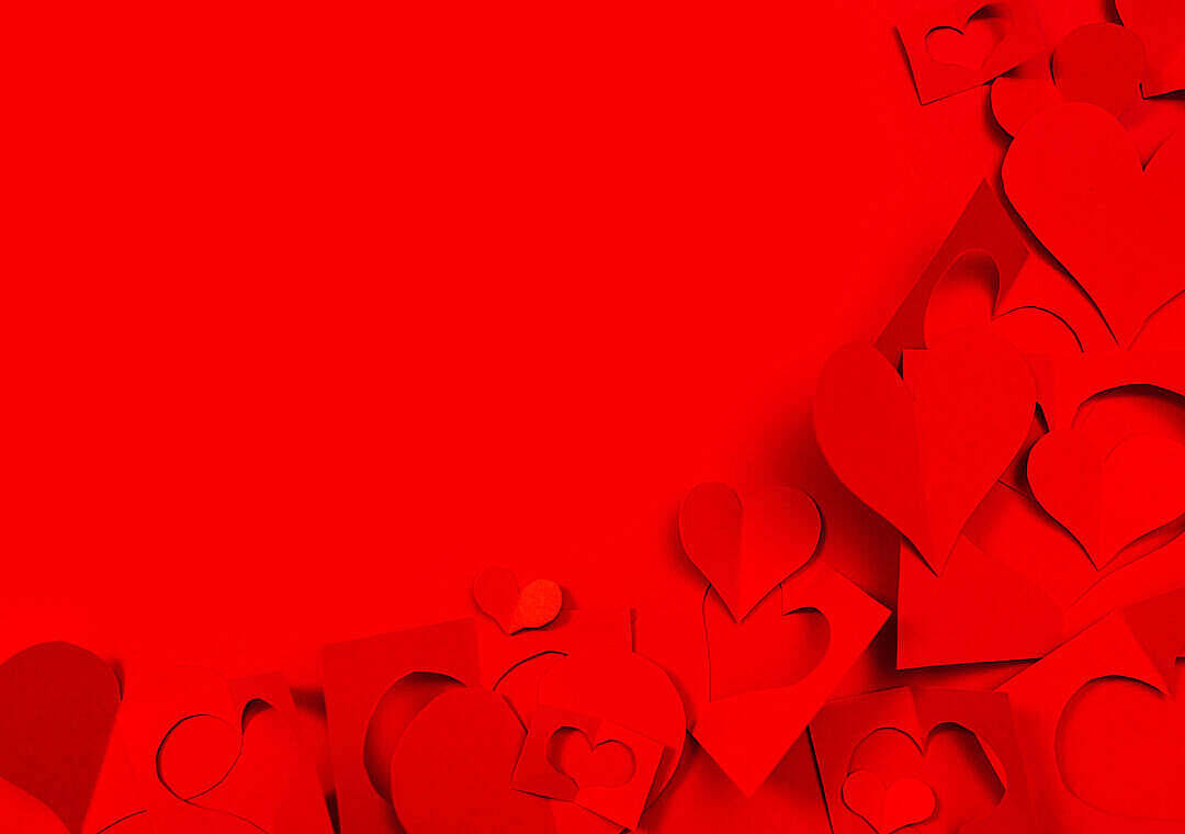 Aesthetic Heart 桌布 壁紙 — 鮮豔的紅色紙心聚集在右下角，背景為純紅色。