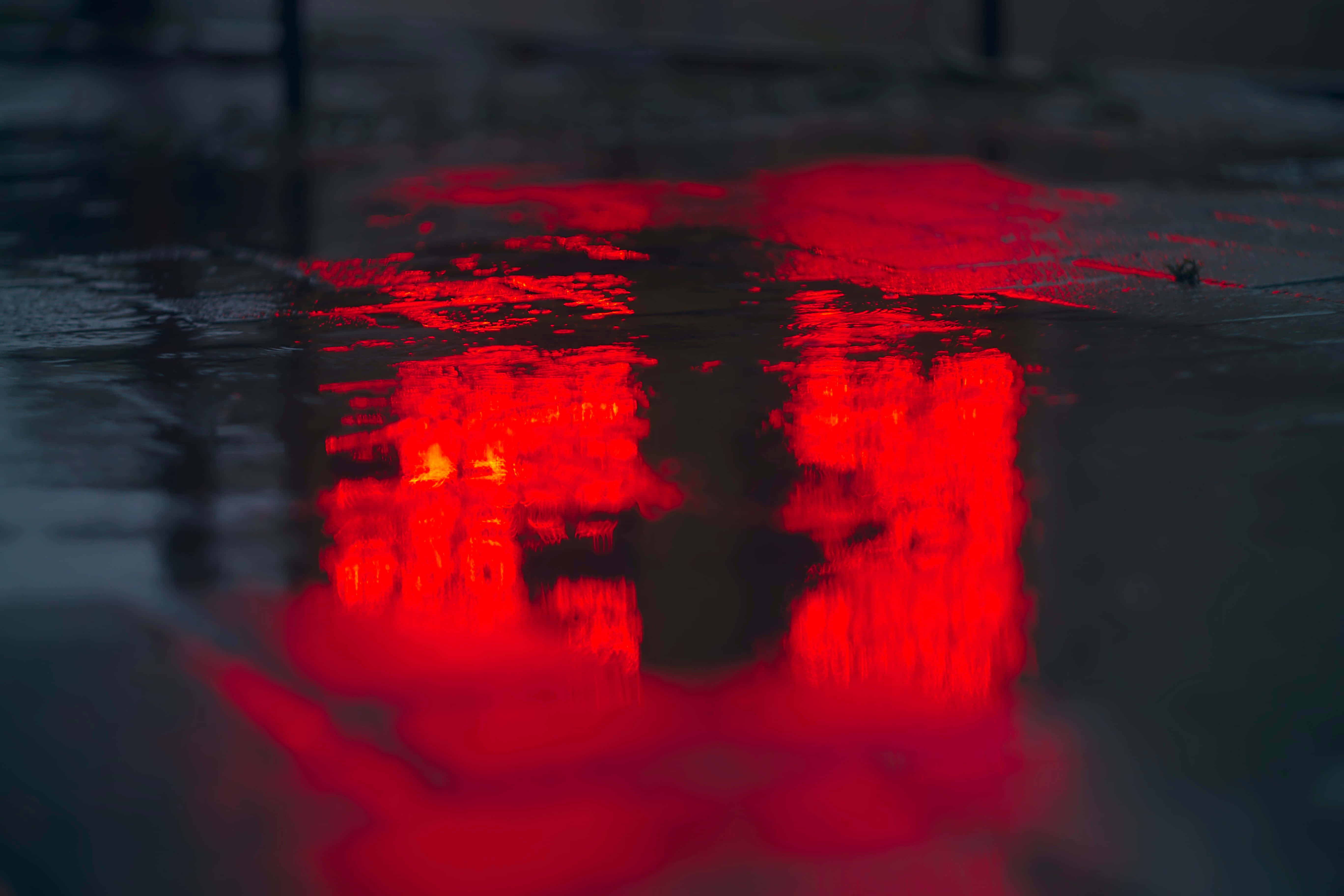 水 桌布 壁紙 — 鮮豔的紅色車燈在雨濕的城市路面反射，營造出陰鬱的夜間光芒。