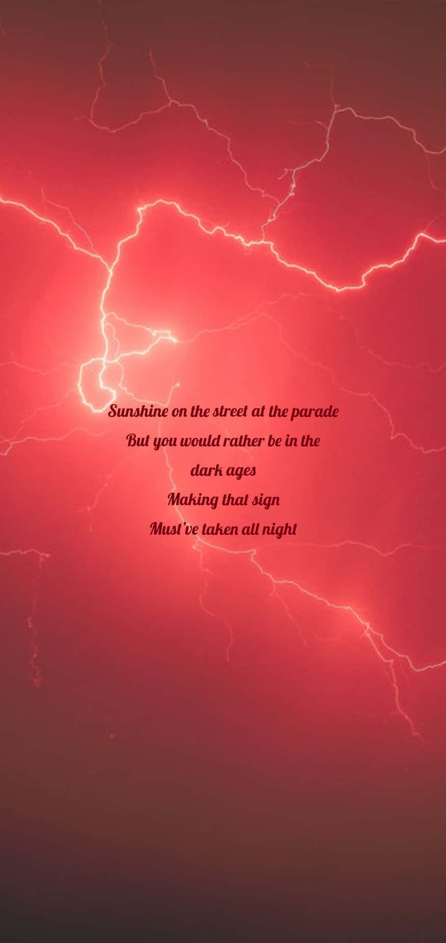 Taylor Swift 桌布 壁紙 — 鮮豔的紅色閃電劃過暴風雨的夜空，並覆蓋著詩意的文字。