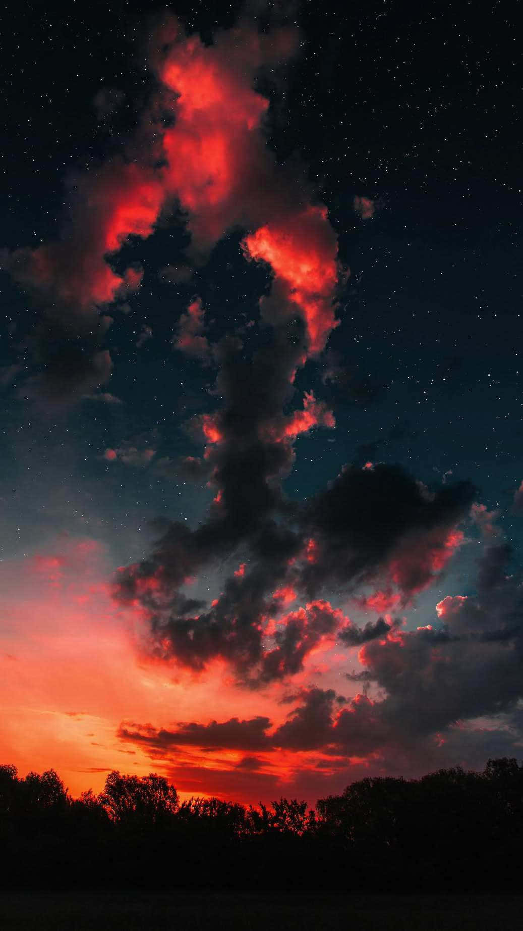 Clouds Aesthetics 桌布 壁紙 — 鮮豔的紅色雲彩劃過黑暗樹線上方的星空暮色天空。