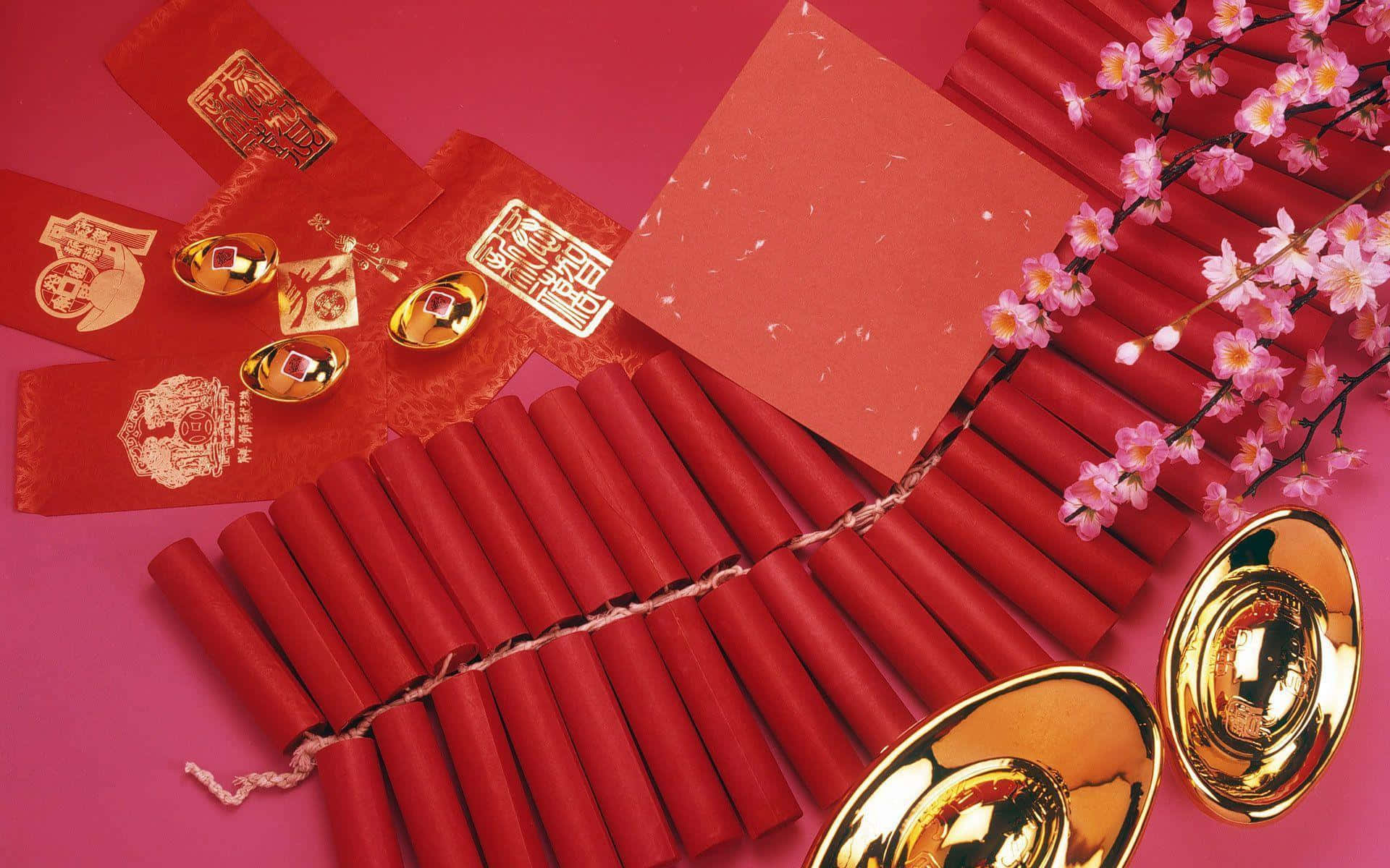 春節 桌布 壁紙 — 鮮豔的紅色鞭炮和金條與粉紅色的櫻花排列在濃郁的洋紅色背景上。