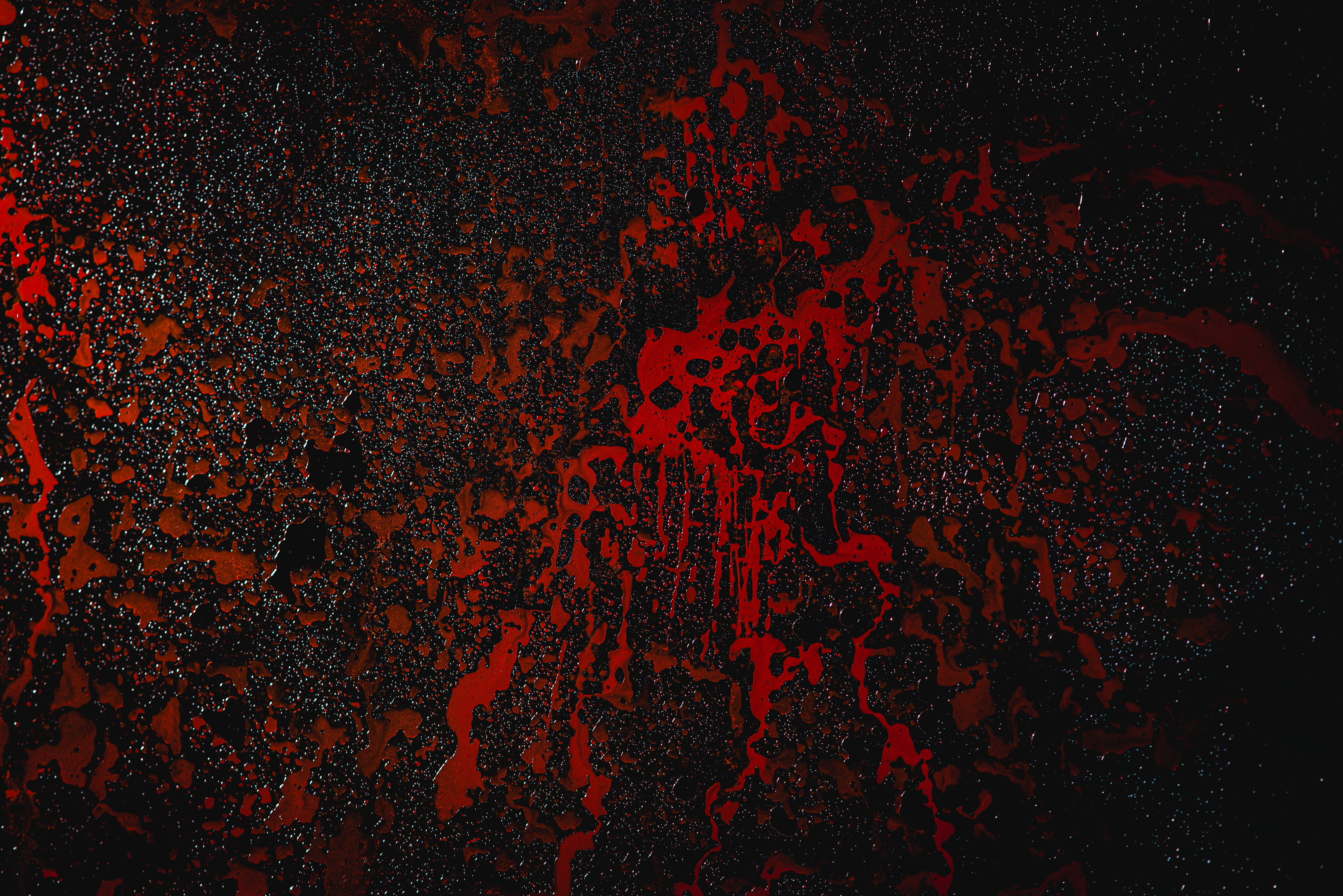 Blood Splatter 桌布 壁紙 — 鮮豔的紅色飛濺和滴落與深黑色紋理表面形成鮮明對比，營造出強烈的抽象構圖。