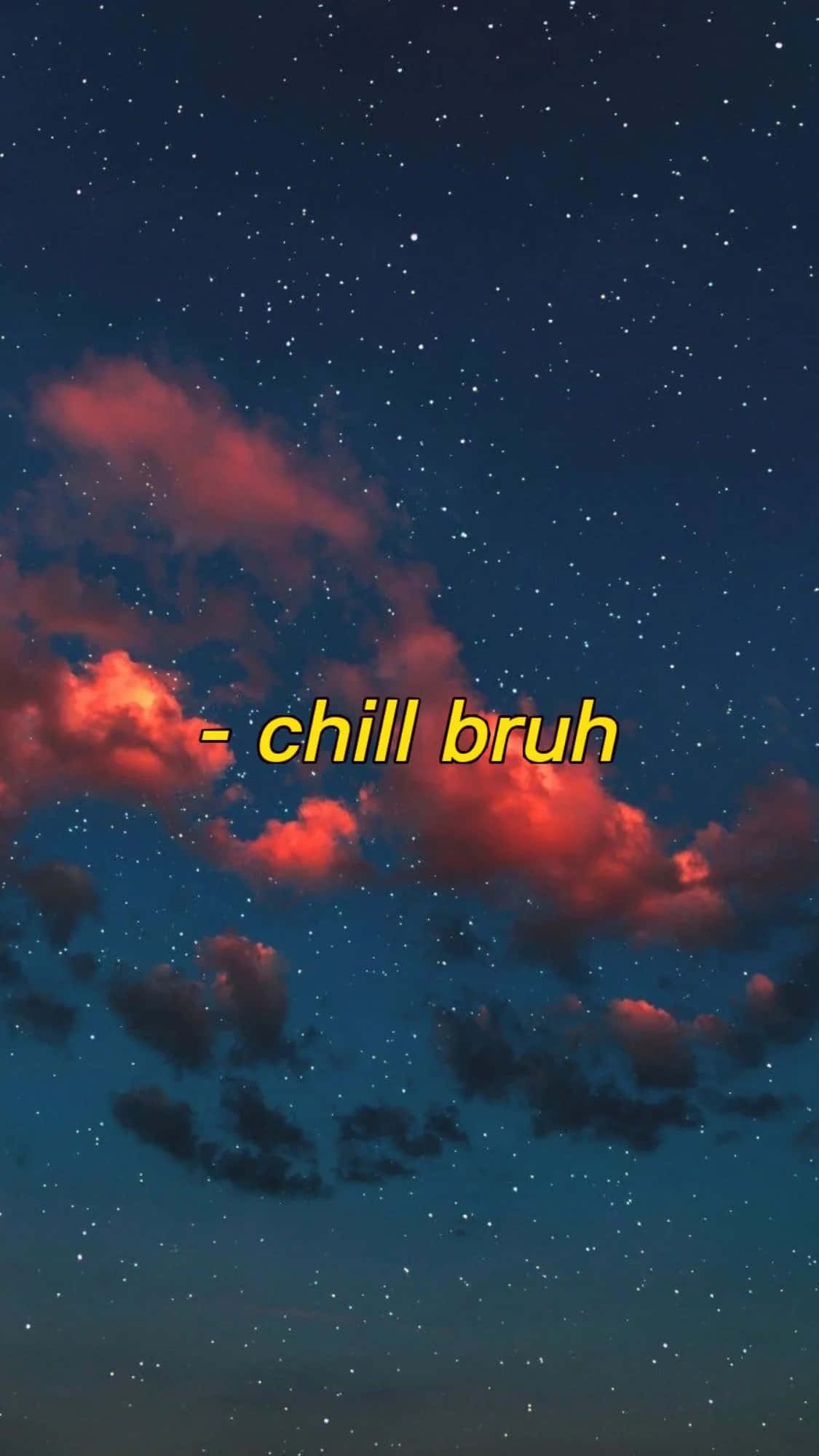 meme 桌布 壁紙 — 鮮豔的紅雲在繁星點點的夜空下飄動，發光的文字顯示 chill bruh。