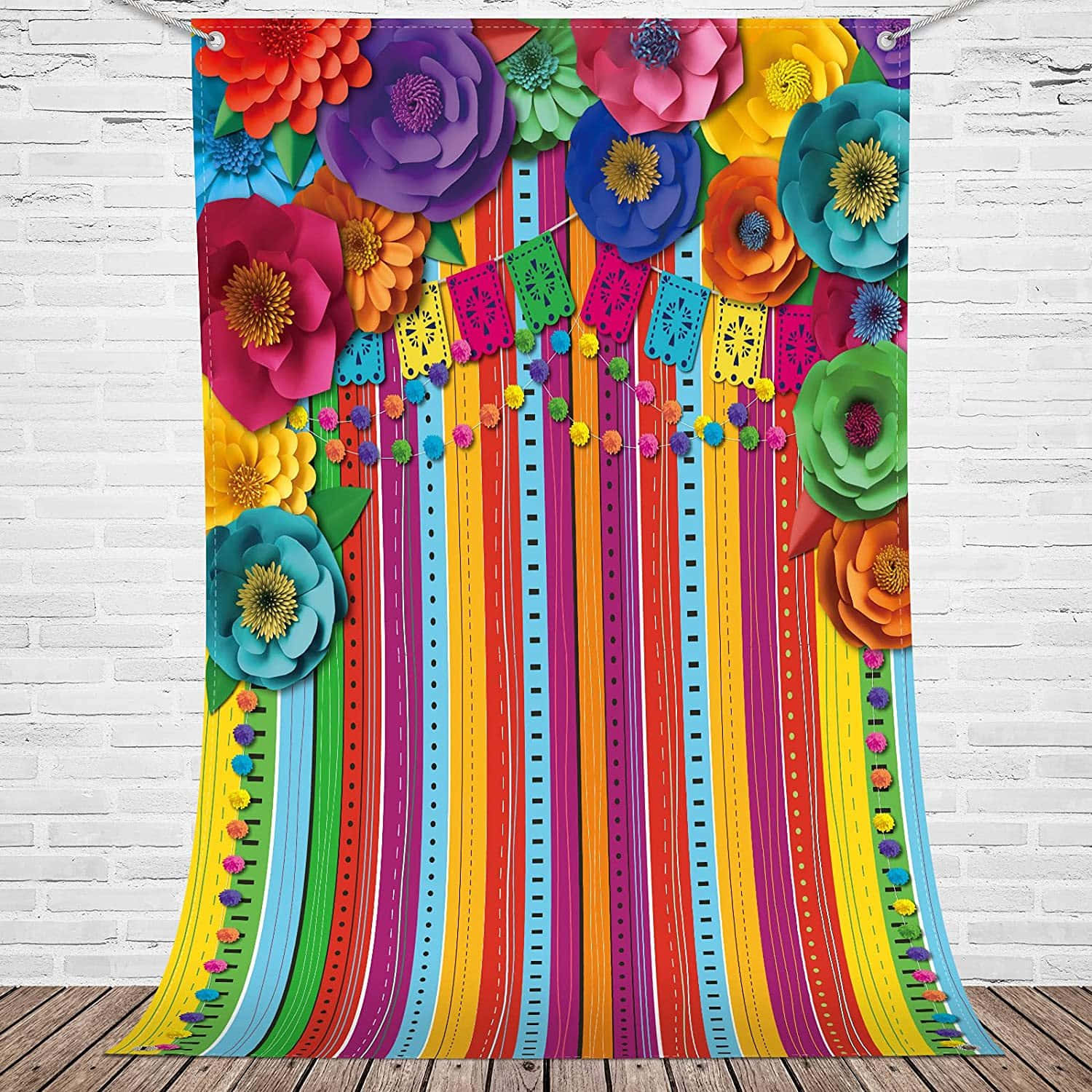 Mexican Flowers 桌布 壁紙 — 鮮豔的紙花和彩色條紋橫幅掛在白色磚牆上的節日背景上。
