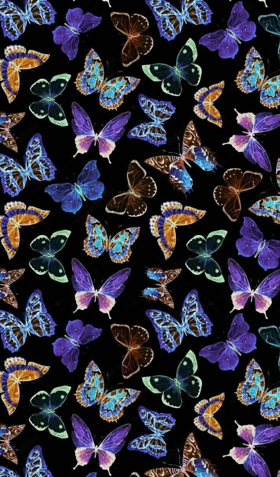 purple butterfly phone 桌布 壁紙 — 鮮豔的紫色、藍色和橙色蝴蝶在純黑色背景上以密集的重複圖案飛舞。